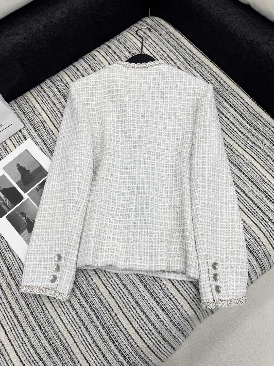 🛒𝐍𝐄𝐖 · 𝟐𝟎𝟐5/爆款

原单品质 Chane*｜ 2025新品圆领粗花呢编织外套
经典复古穿搭，