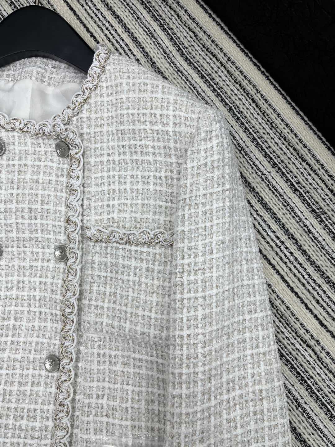 🛒𝐍𝐄𝐖 · 𝟐𝟎𝟐5/爆款

原单品质 Chane*｜ 2025新品圆领粗花呢编织外套
经典复古穿搭，