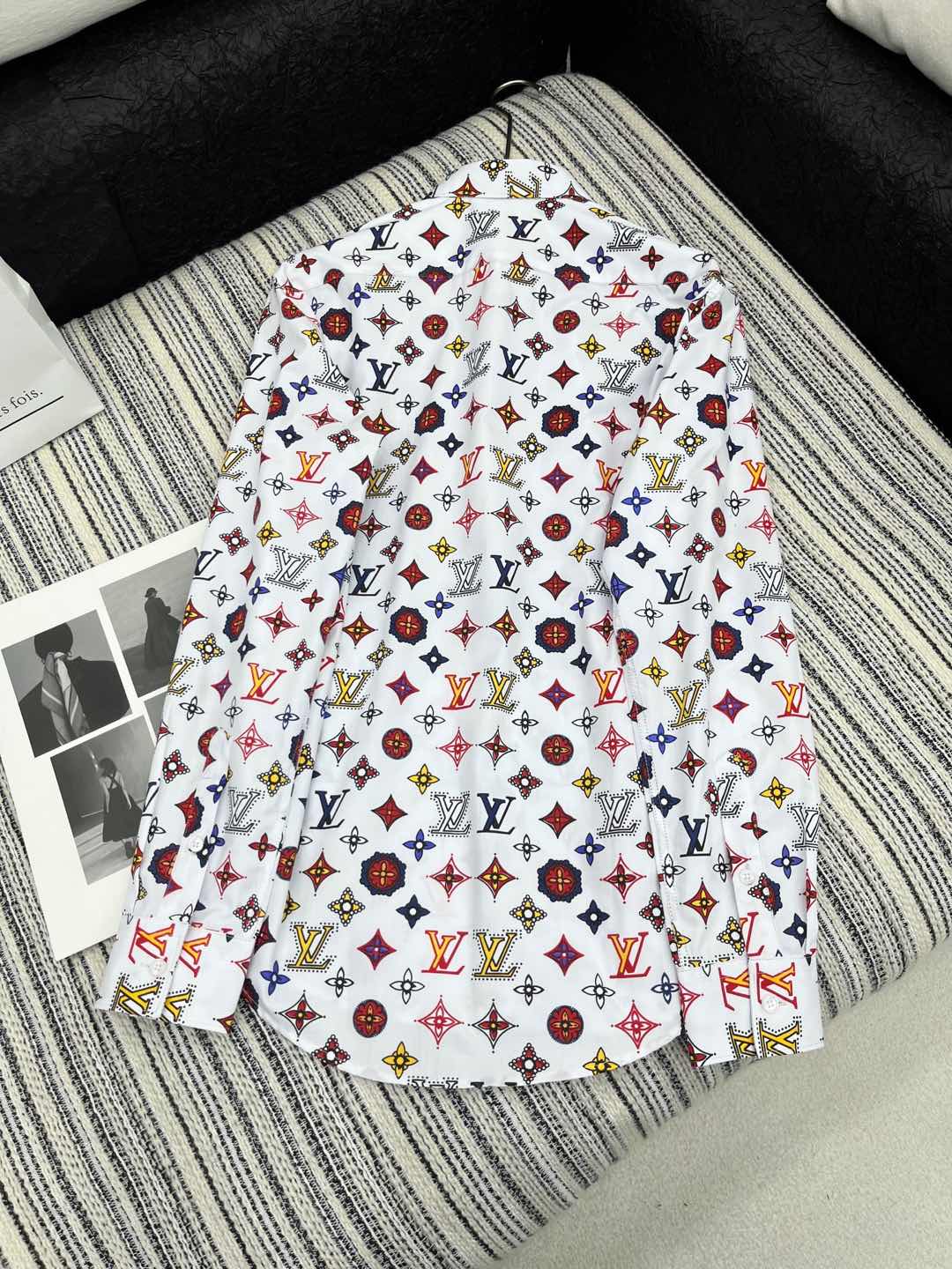 🛒𝐍𝐄𝐖 · 𝟐𝟎𝟐4/爆款现货

原单品质 Lou* V*｜2024新品翻领印花衬衫
定制YB材质 高