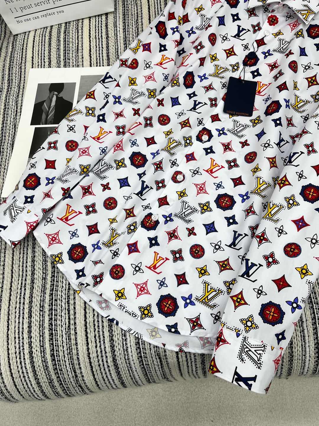 🛒𝐍𝐄𝐖 · 𝟐𝟎𝟐4/爆款现货

原单品质 Lou* V*｜2024新品翻领印花衬衫
定制YB材质 高