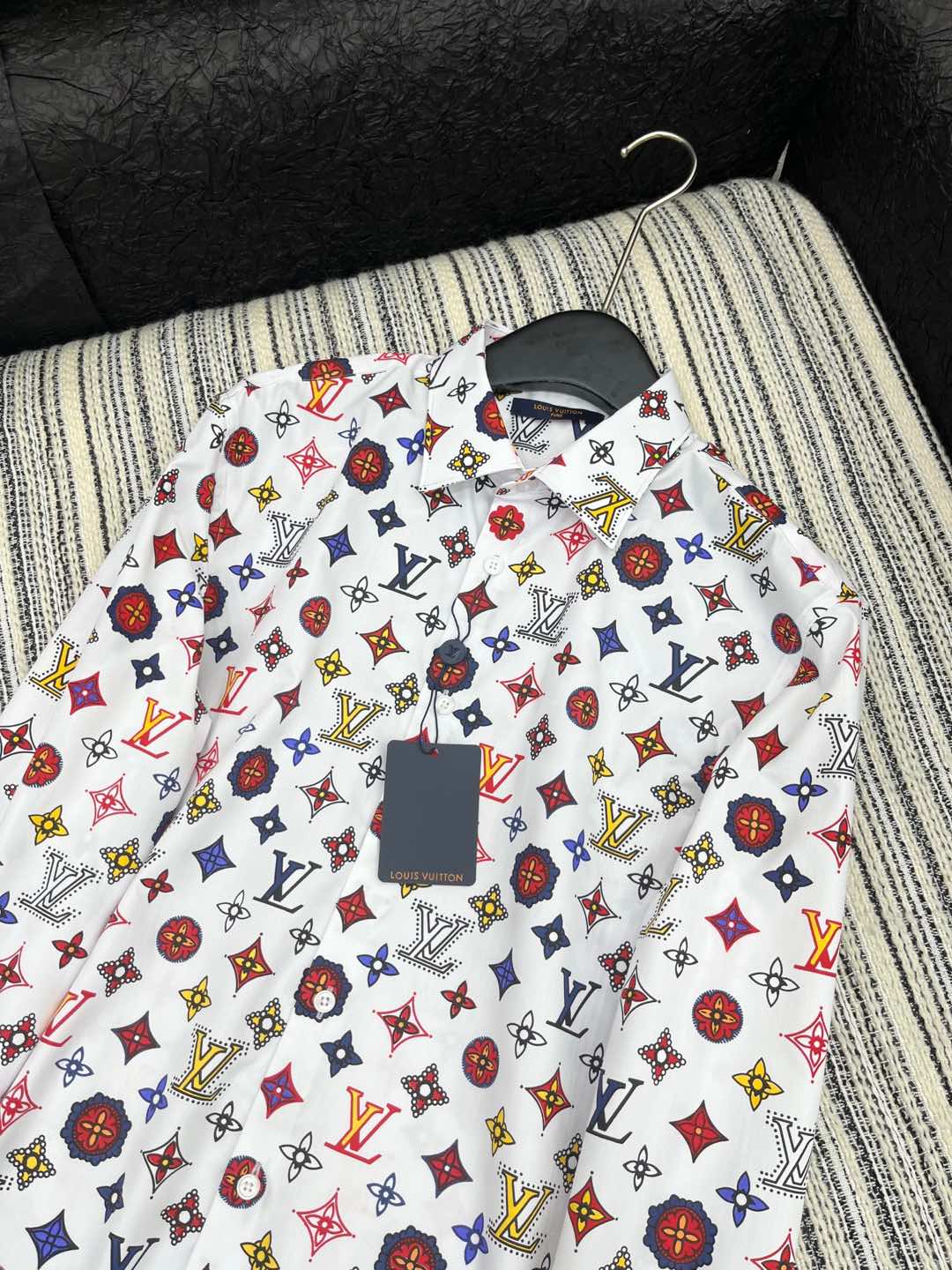 🛒𝐍𝐄𝐖 · 𝟐𝟎𝟐4/爆款现货

原单品质 Lou* V*｜2024新品翻领印花衬衫
定制YB材质 高