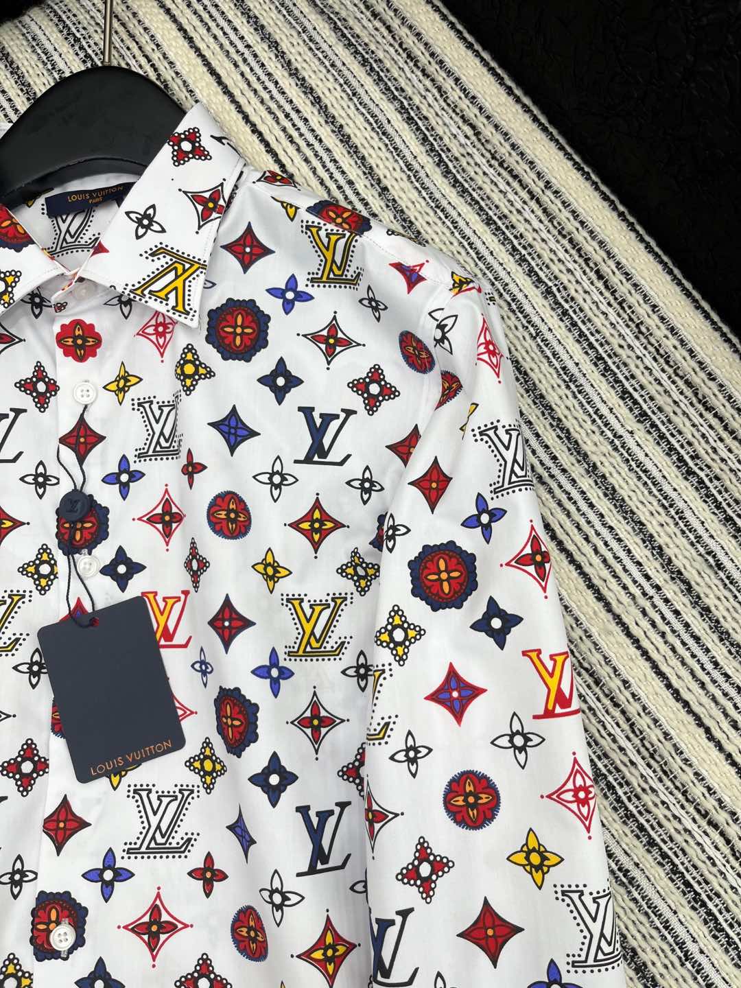🛒𝐍𝐄𝐖 · 𝟐𝟎𝟐4/爆款现货

原单品质 Lou* V*｜2024新品翻领印花衬衫
定制YB材质 高