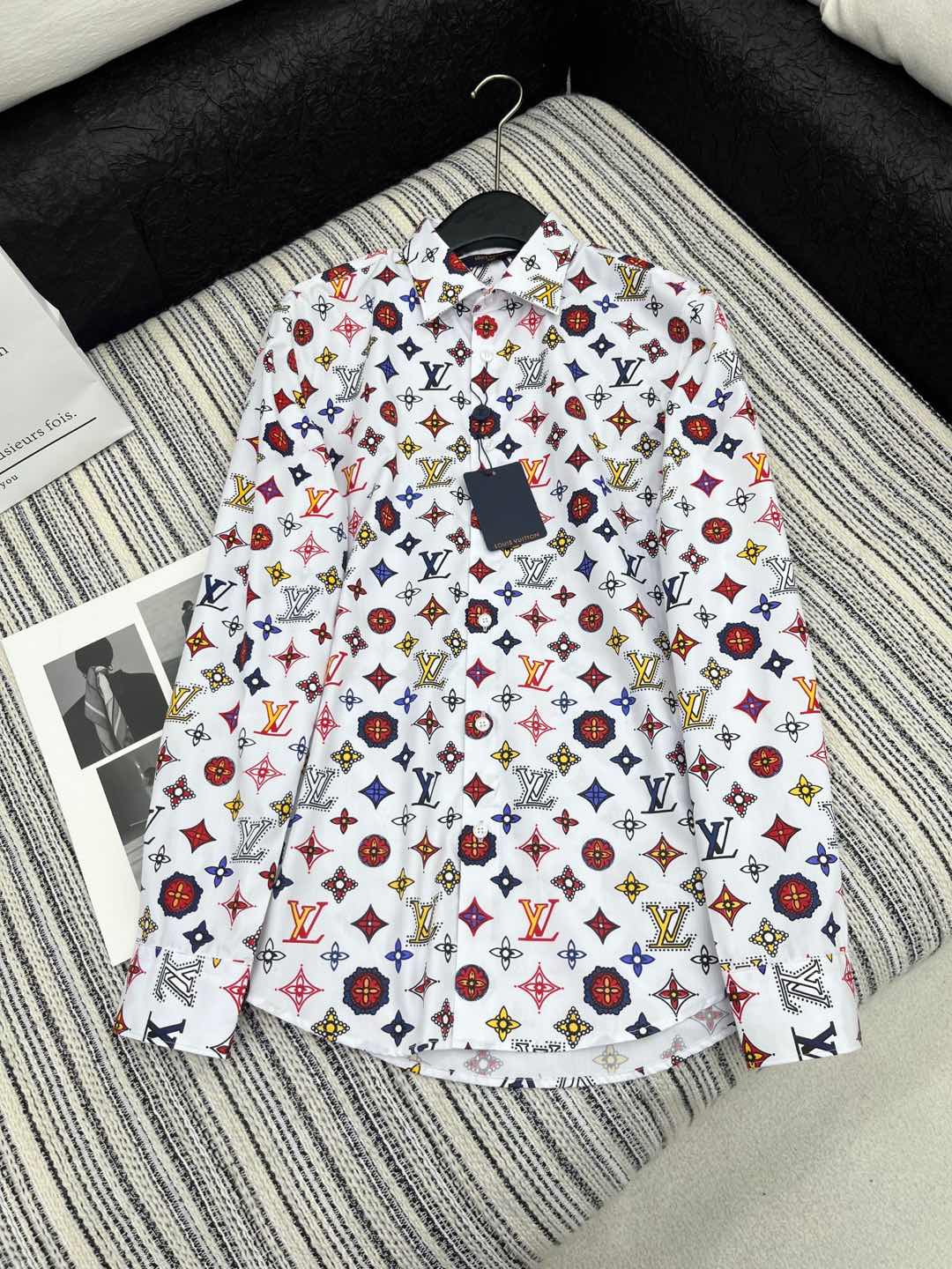 🛒𝐍𝐄𝐖 · 𝟐𝟎𝟐4/爆款现货

原单品质 Lou* V*｜2024新品翻领印花衬衫
定制YB材质 高