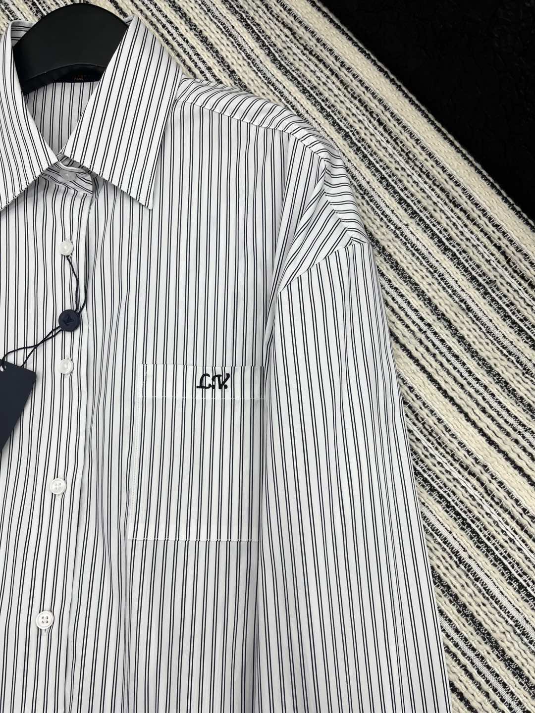 🛒𝐍𝐄𝐖 · 𝟐𝟎𝟐5/爆款现货

原单品质  Lou* V*｜2025新款翻领条纹衬衫
定制YB材质 
