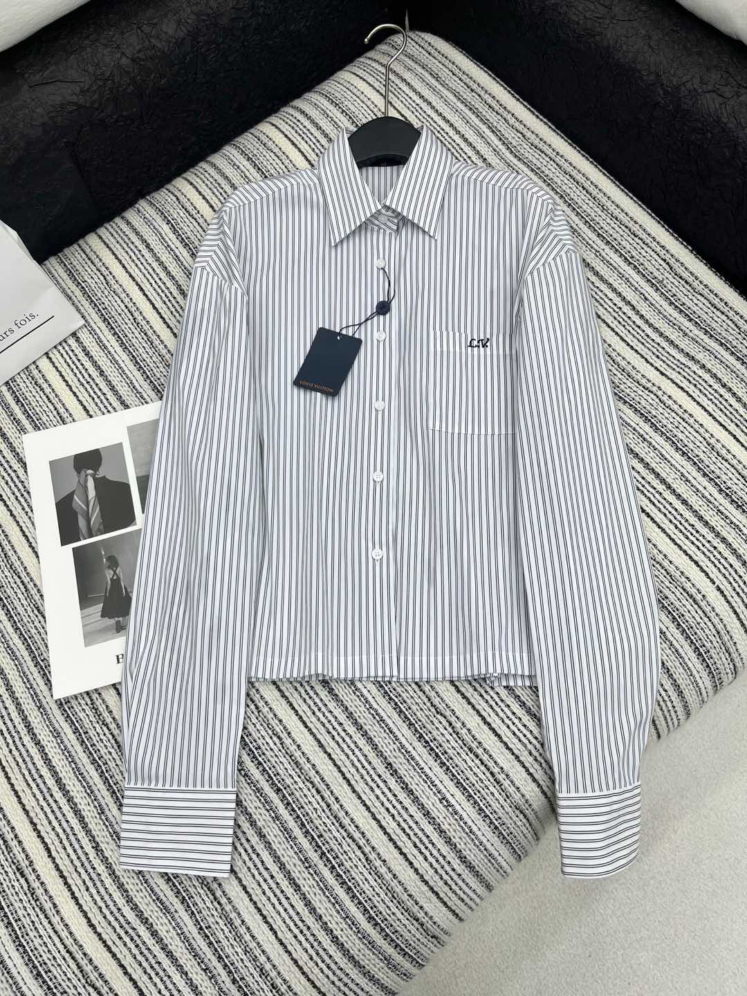 🛒𝐍𝐄𝐖 · 𝟐𝟎𝟐5/爆款现货

原单品质  Lou* V*｜2025新款翻领条纹衬衫
定制YB材质 