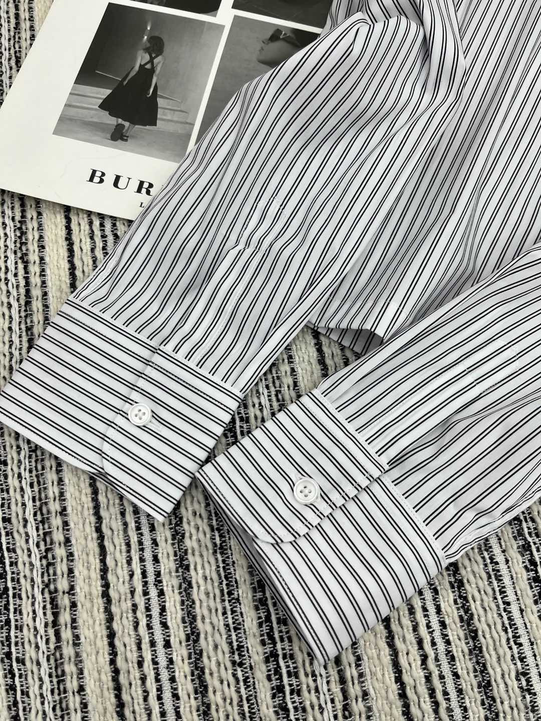 🛒𝐍𝐄𝐖 · 𝟐𝟎𝟐5/爆款现货

原单品质  Lou* V*｜2025新款翻领条纹衬衫
定制YB材质 