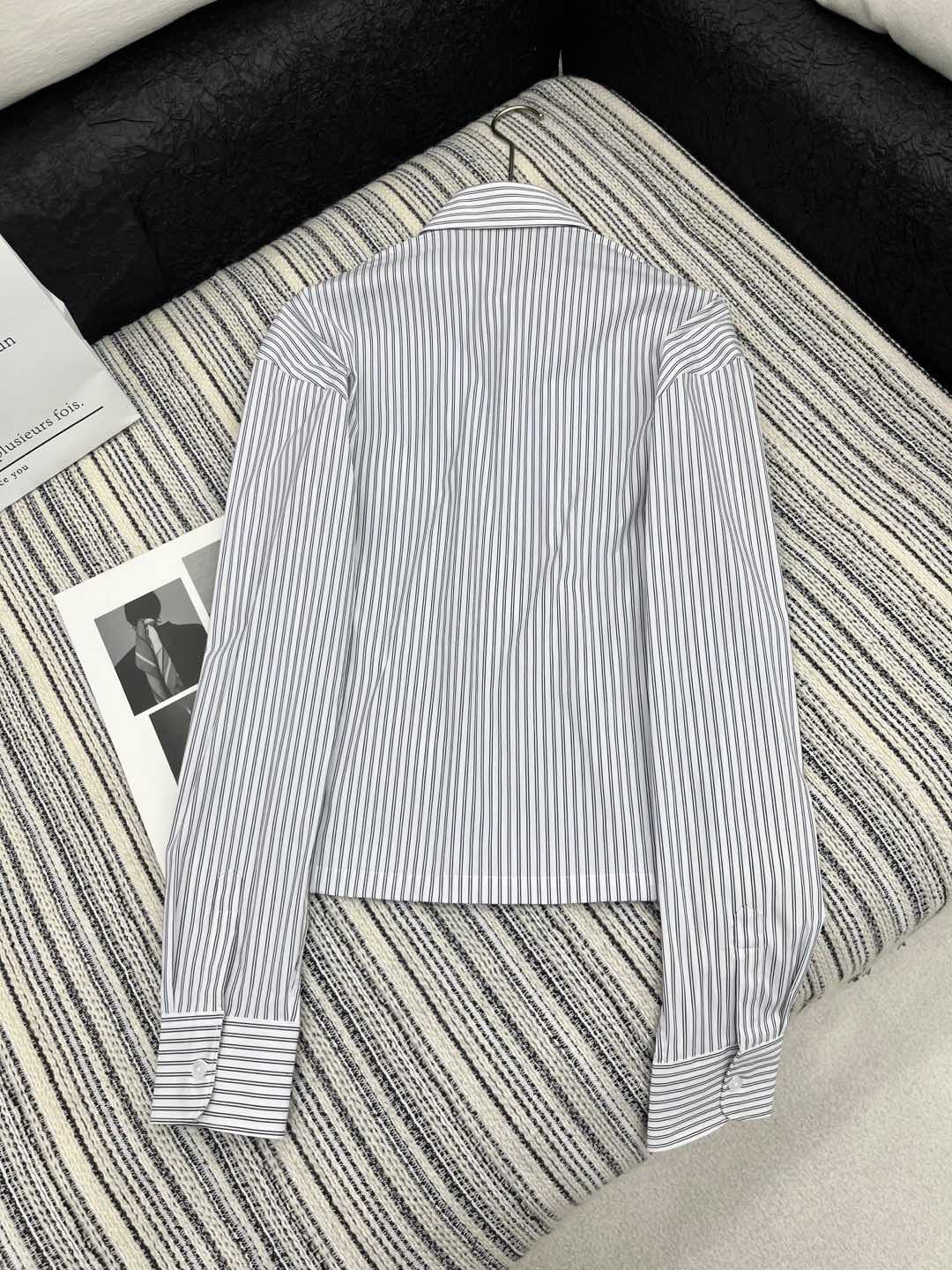 🛒𝐍𝐄𝐖 · 𝟐𝟎𝟐5/爆款现货

原单品质  Lou* V*｜2025新款翻领条纹衬衫
定制YB材质 