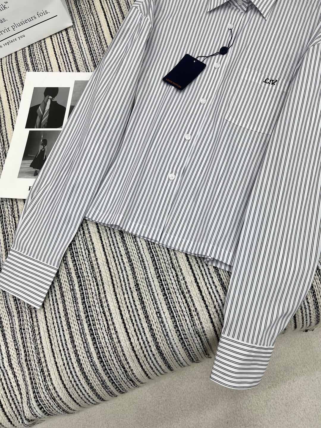 🛒𝐍𝐄𝐖 · 𝟐𝟎𝟐5/爆款现货

原单品质  Lou* V*｜2025新款翻领条纹衬衫
定制YB材质 