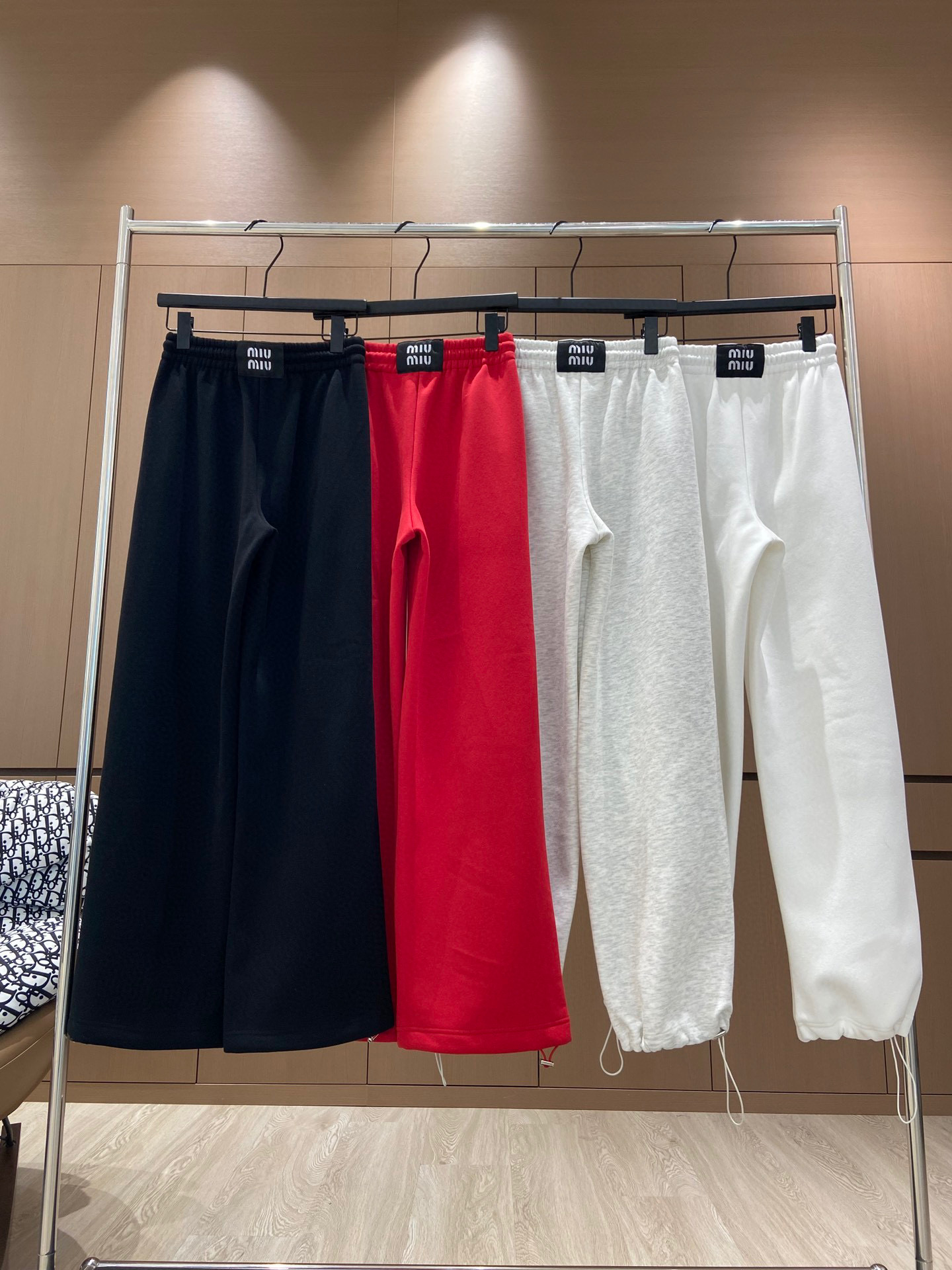 🛒𝐍𝐄𝐖 · 𝟐𝟎𝟐4/爆款现货

原单品质  Miu Mi*｜24新款加绒休闲裤
重工抽绳松紧腰工艺 