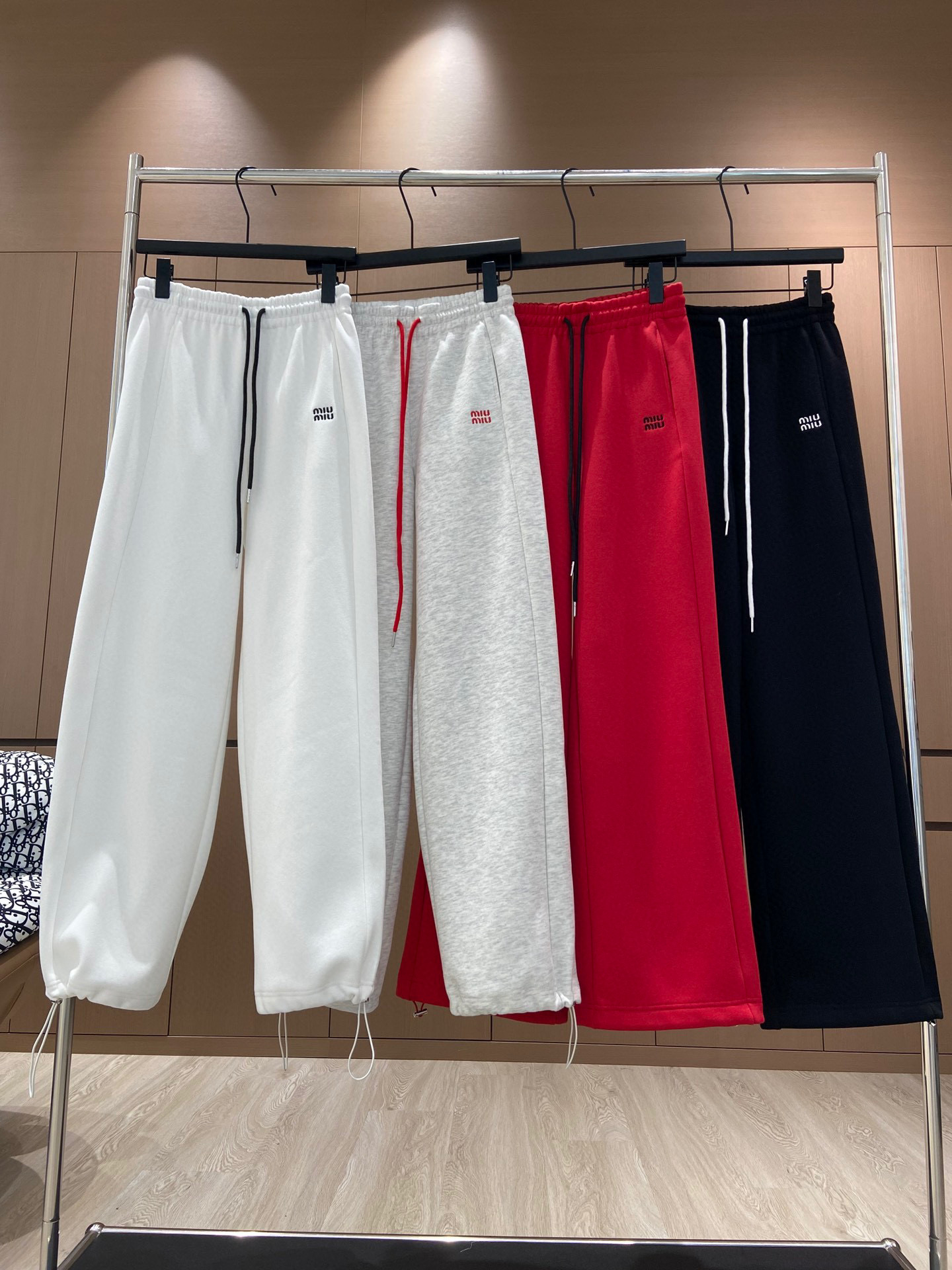 🛒𝐍𝐄𝐖 · 𝟐𝟎𝟐4/爆款现货

原单品质  Miu Mi*｜24新款加绒休闲裤
重工抽绳松紧腰工艺 