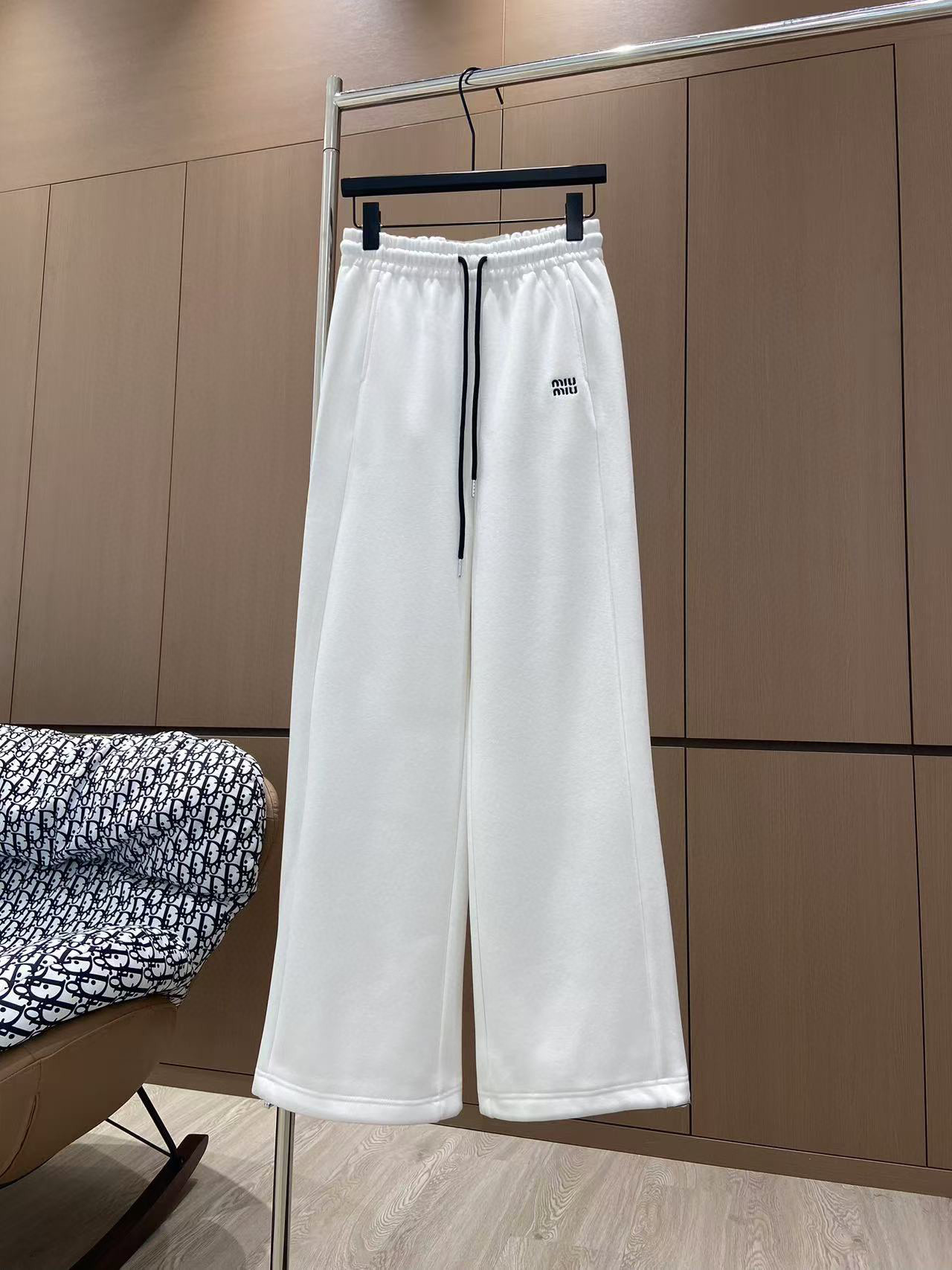🛒𝐍𝐄𝐖 · 𝟐𝟎𝟐4/爆款现货

原单品质  Miu Mi*｜24新款加绒休闲裤
重工抽绳松紧腰工艺 