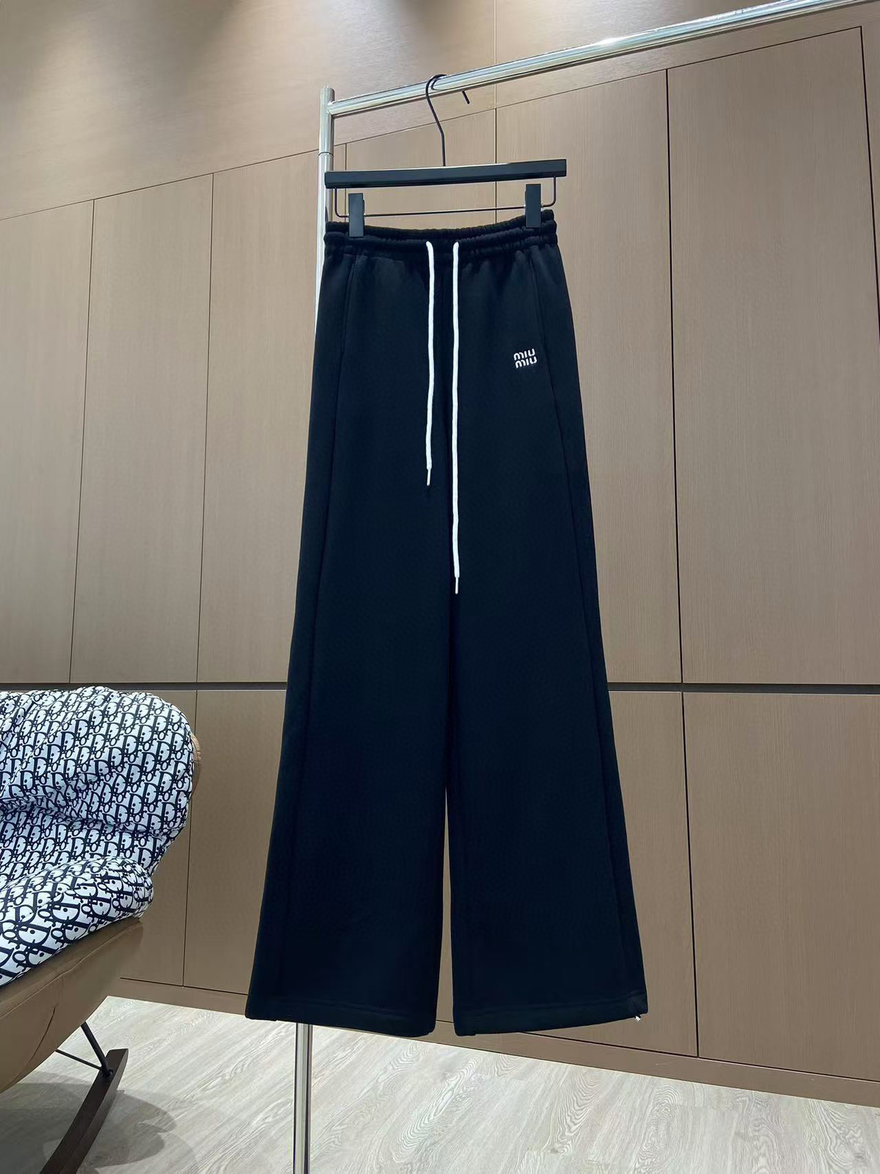 🛒𝐍𝐄𝐖 · 𝟐𝟎𝟐4/爆款现货

原单品质  Miu Mi*｜24新款加绒休闲裤
重工抽绳松紧腰工艺 