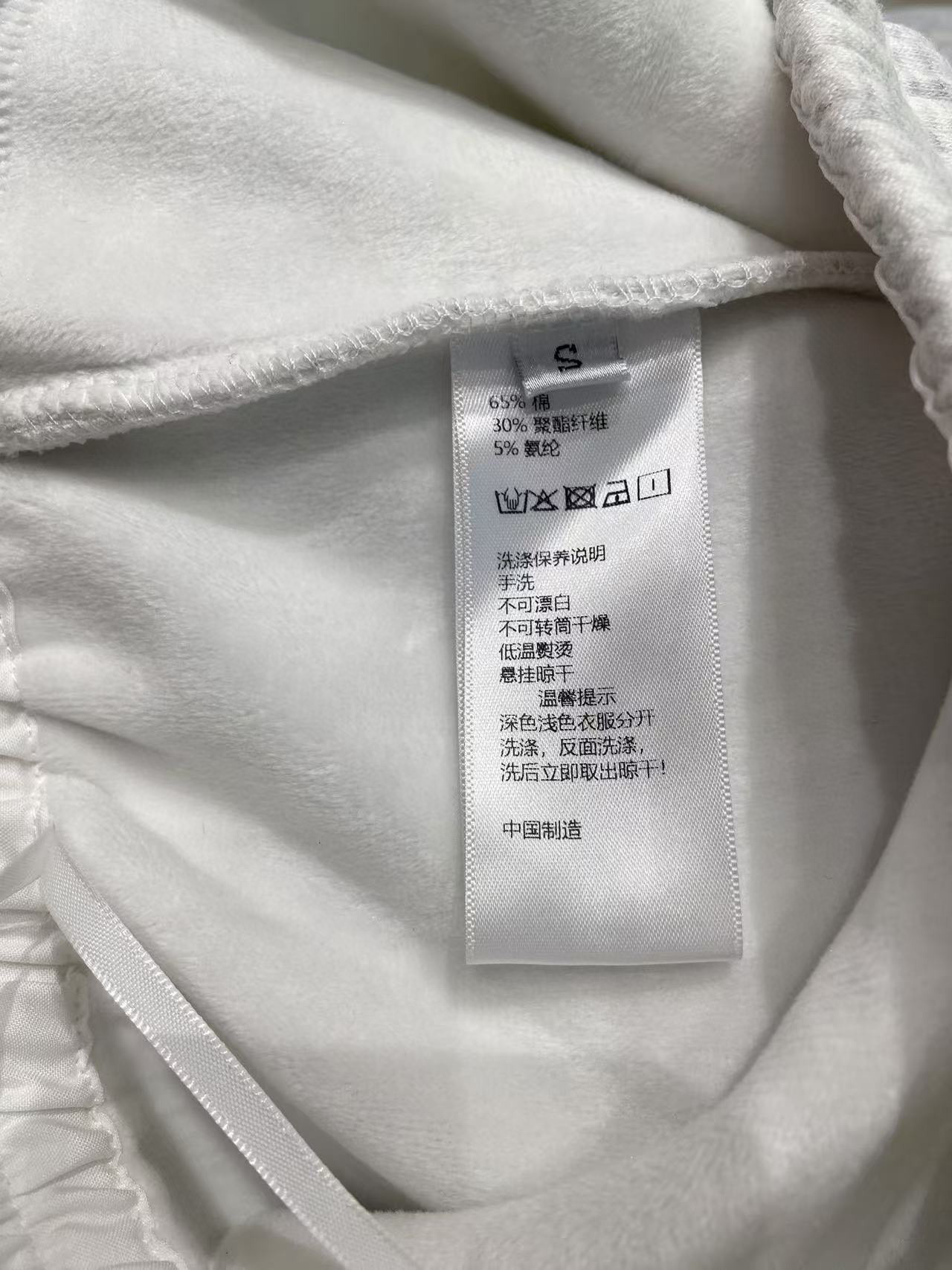 🛒𝐍𝐄𝐖 · 𝟐𝟎𝟐4/爆款现货

原单品质  Miu Mi*｜24新款加绒休闲裤
重工抽绳松紧腰工艺 