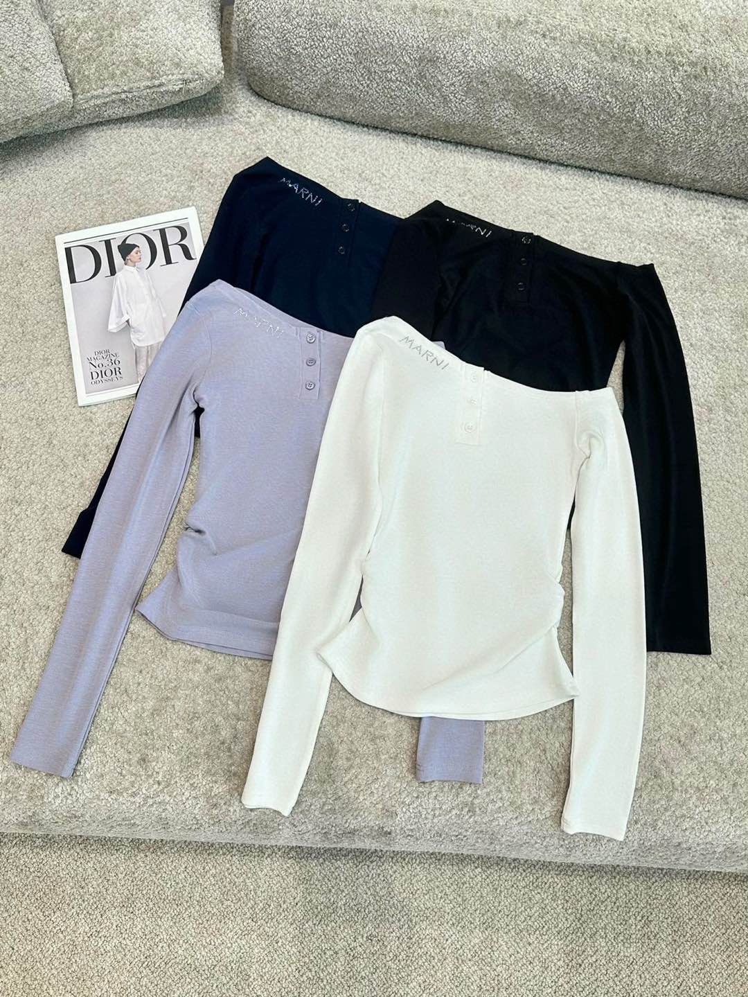 🛒𝐍𝐄𝐖 · 𝟐𝟎𝟐5/爆款现货

原单品质 Marn*｜2025早春新款斜肩单上衣
云感舒适的高弹力天