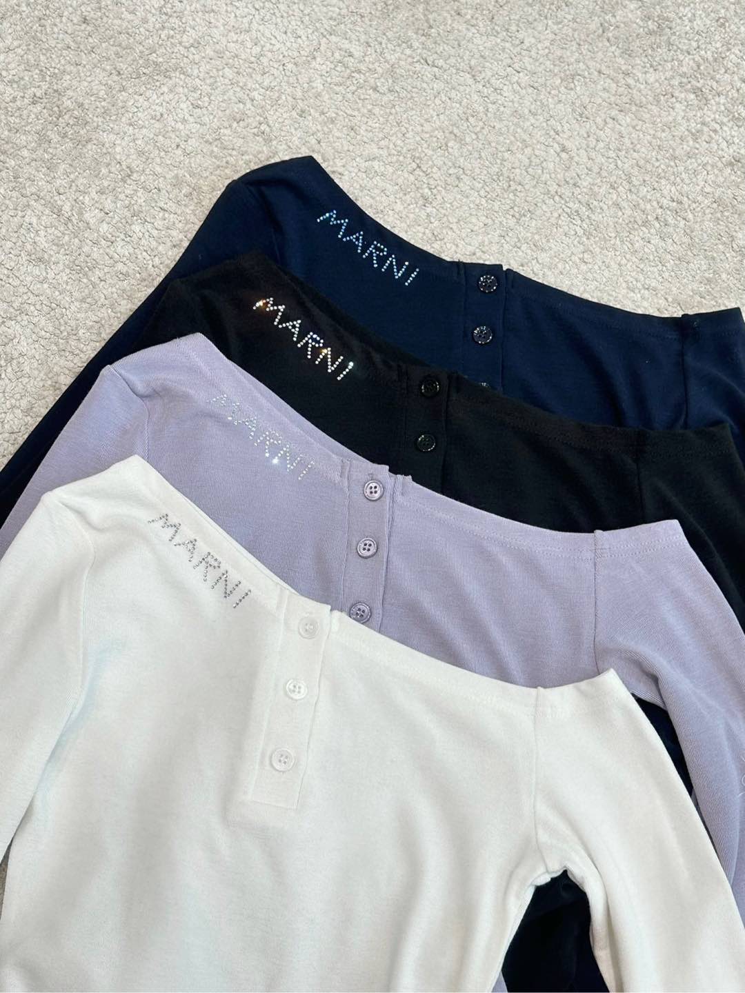 🛒𝐍𝐄𝐖 · 𝟐𝟎𝟐5/爆款现货

原单品质 Marn*｜2025早春新款斜肩单上衣
云感舒适的高弹力天