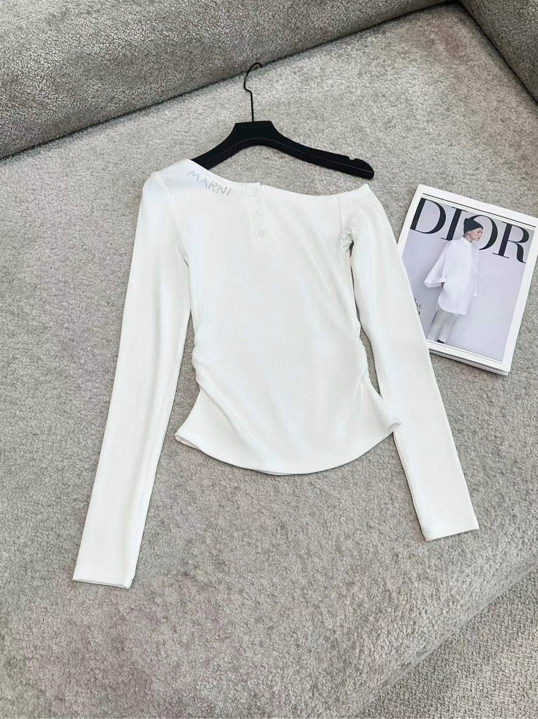 🛒𝐍𝐄𝐖 · 𝟐𝟎𝟐5/爆款现货

原单品质 Marn*｜2025早春新款斜肩单上衣
云感舒适的高弹力天