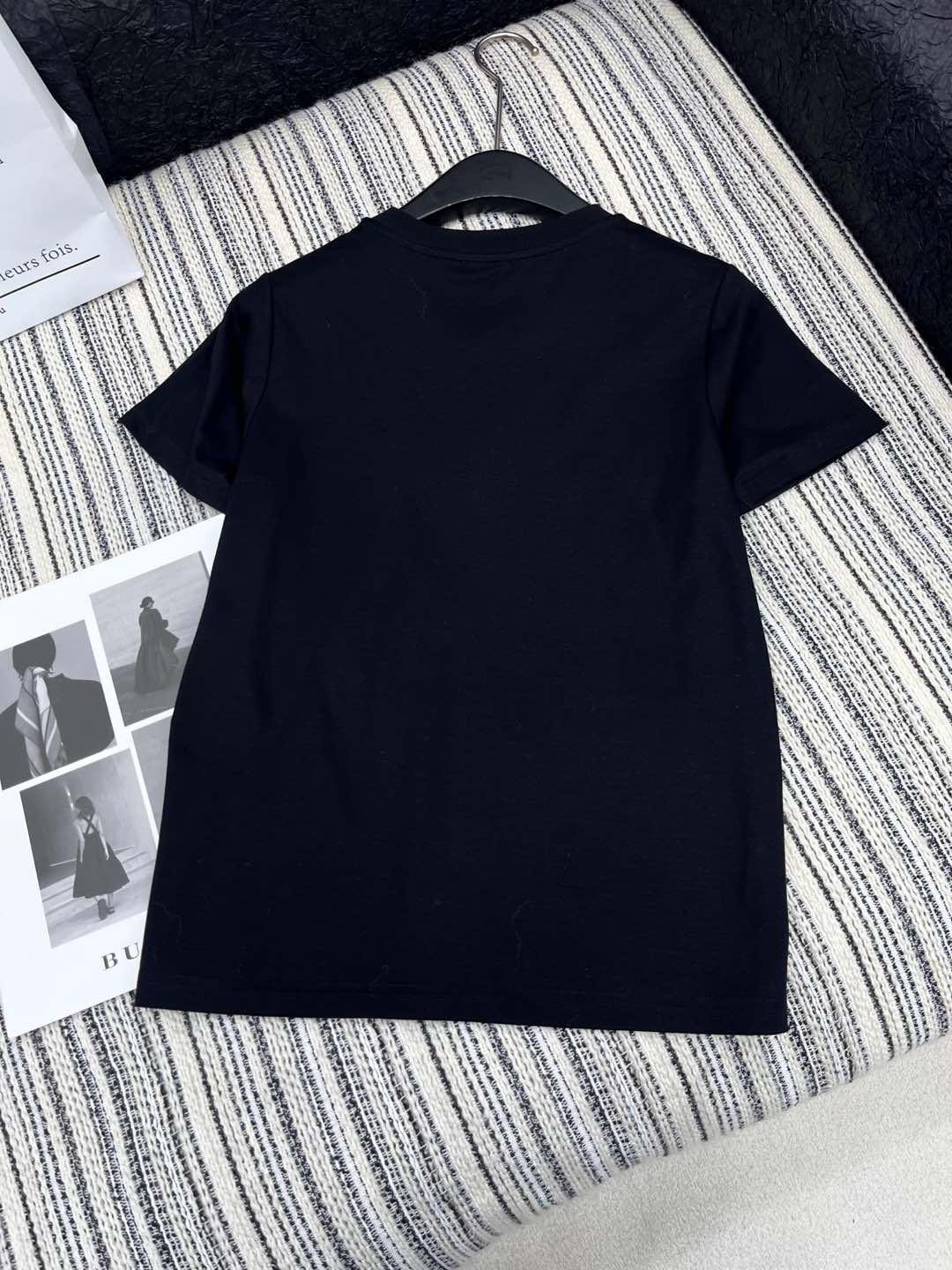 🛒𝐍𝐄𝐖 · 𝟐𝟎𝟐5/爆款现货

原单品质 Chane*｜25新品订珠短袖T恤
精致常规版型上身巨显瘦