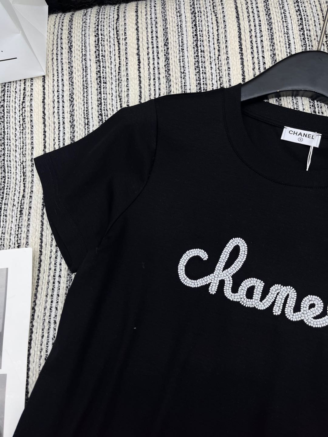 🛒𝐍𝐄𝐖 · 𝟐𝟎𝟐5/爆款现货

原单品质 Chane*｜25新品订珠短袖T恤
精致常规版型上身巨显瘦