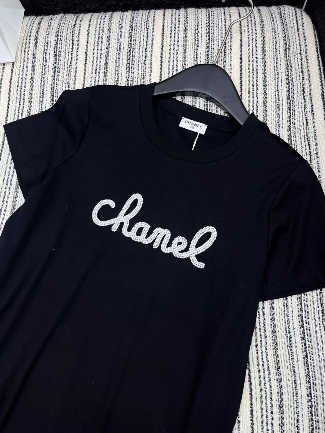 🛒𝐍𝐄𝐖 · 𝟐𝟎𝟐5/爆款现货

原单品质 Chane*｜25新品订珠短袖T恤
精致常规版型上身巨显瘦