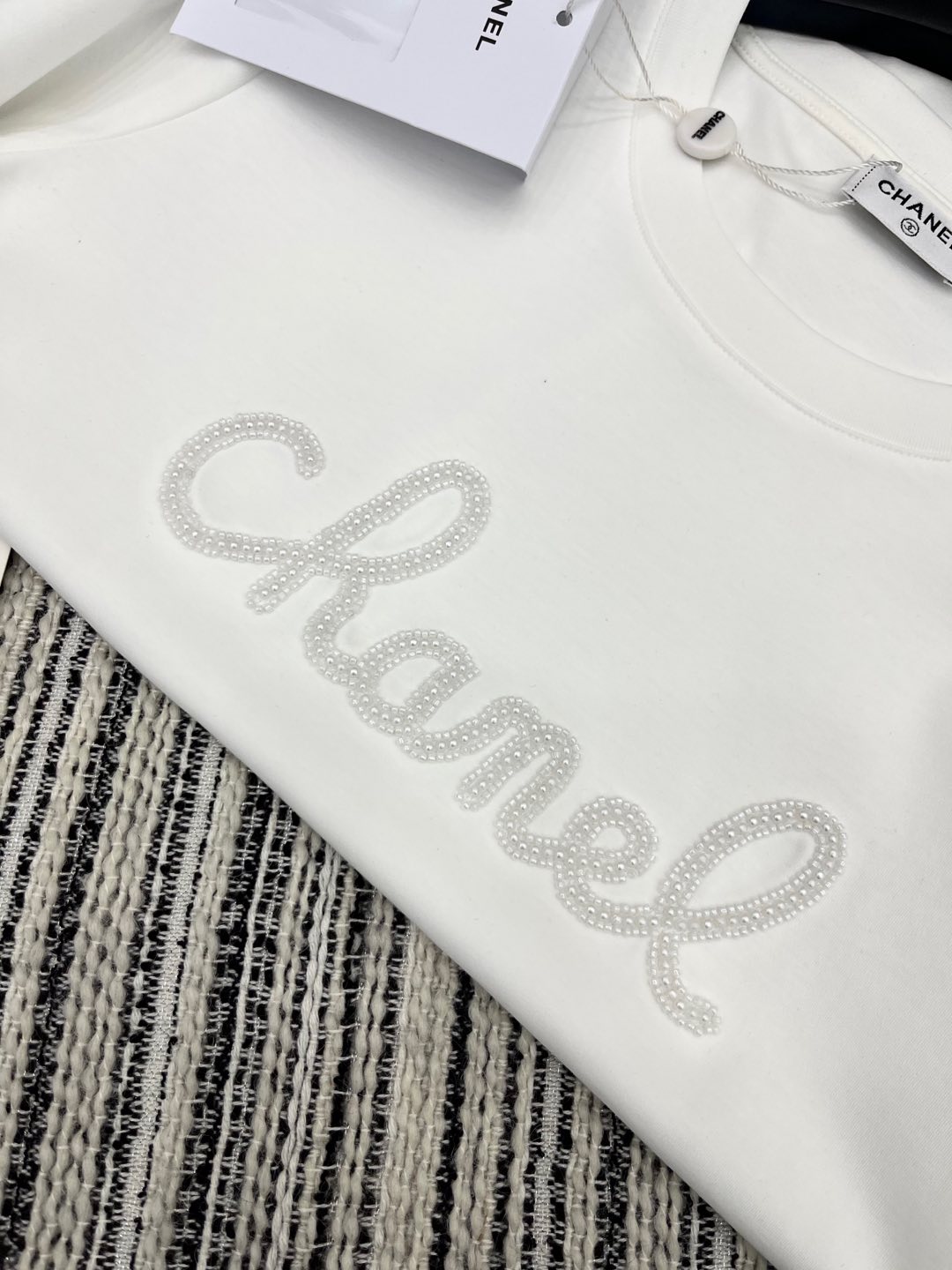 🛒𝐍𝐄𝐖 · 𝟐𝟎𝟐5/爆款现货

原单品质 Chane*｜25新品订珠短袖T恤
精致常规版型上身巨显瘦