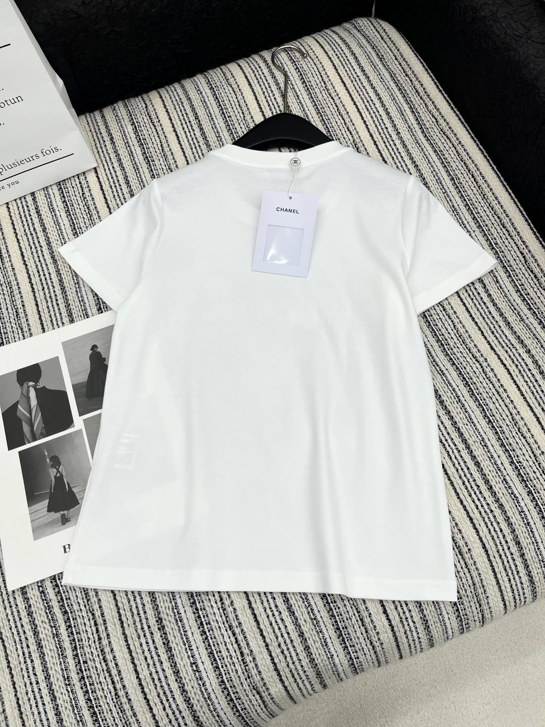 🛒𝐍𝐄𝐖 · 𝟐𝟎𝟐5/爆款现货

原单品质 Chane*｜25新品订珠短袖T恤
精致常规版型上身巨显瘦