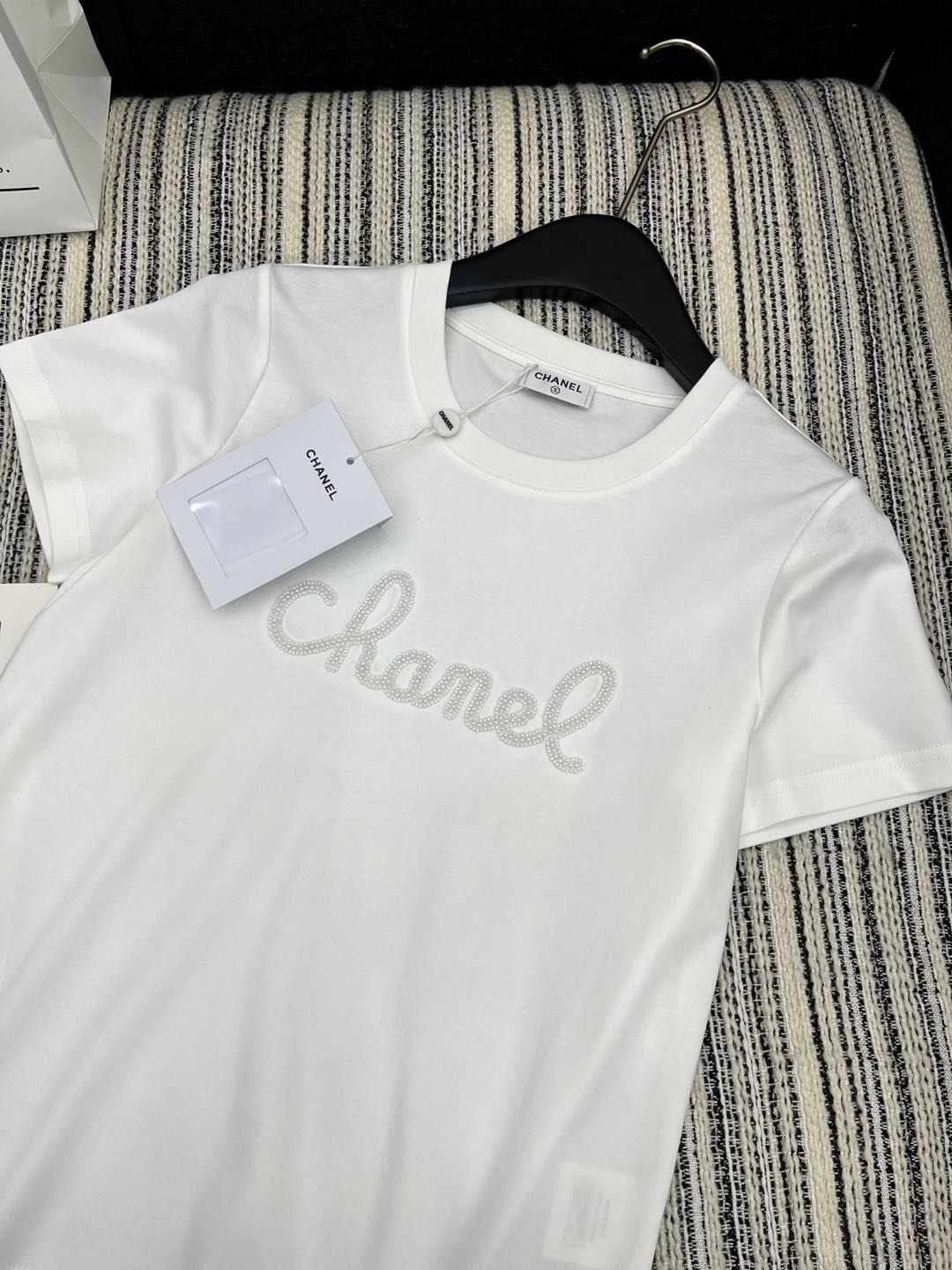 🛒𝐍𝐄𝐖 · 𝟐𝟎𝟐5/爆款现货

原单品质 Chane*｜25新品订珠短袖T恤
精致常规版型上身巨显瘦