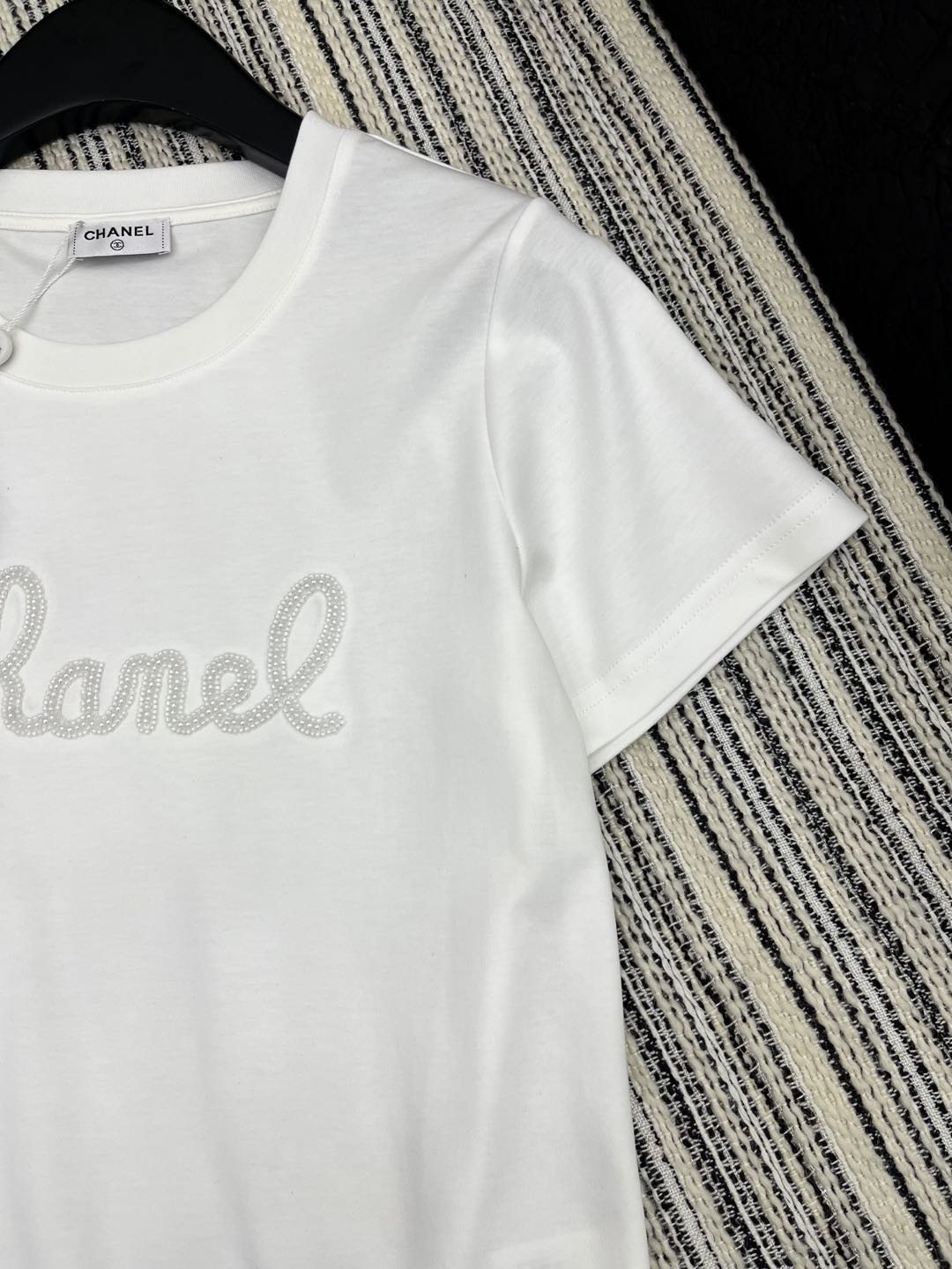 🛒𝐍𝐄𝐖 · 𝟐𝟎𝟐5/爆款现货

原单品质 Chane*｜25新品订珠短袖T恤
精致常规版型上身巨显瘦