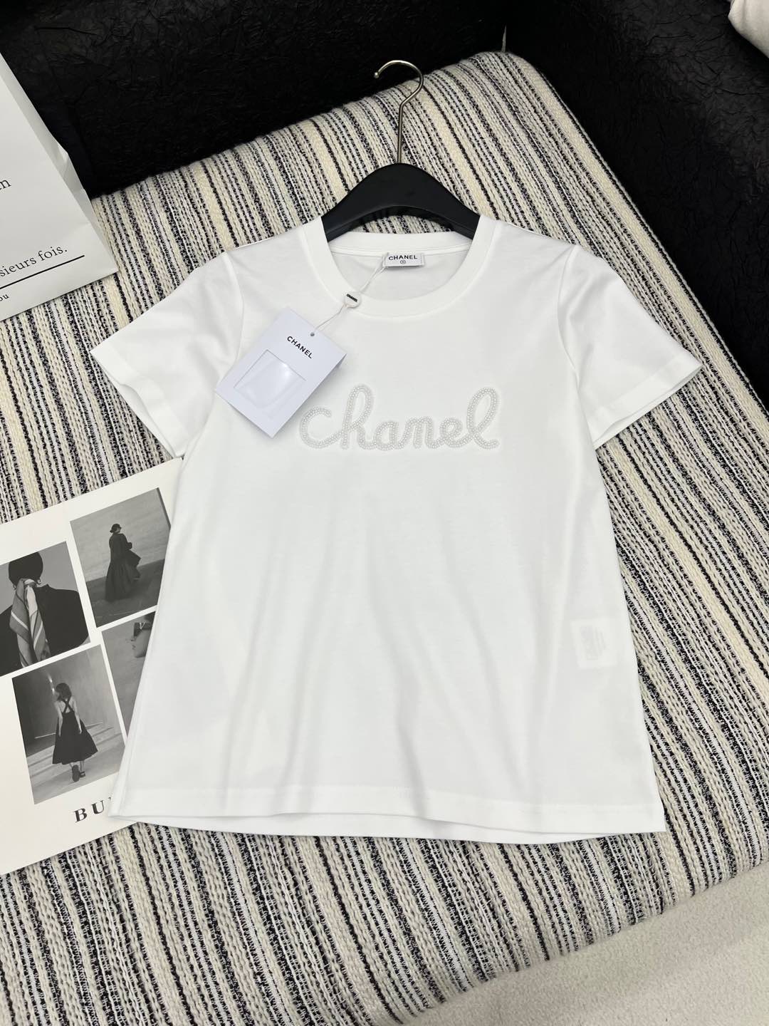 🛒𝐍𝐄𝐖 · 𝟐𝟎𝟐5/爆款现货

原单品质 Chane*｜25新品订珠短袖T恤
精致常规版型上身巨显瘦
