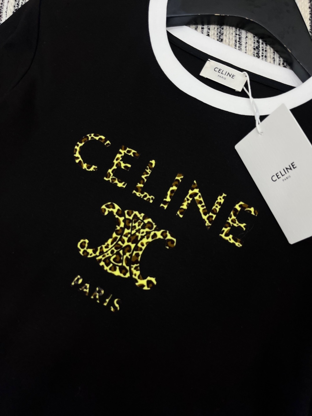 🛒𝐍𝐄𝐖 · 𝟐𝟎𝟐5/爆款现货

原单品质 Celi*｜2025早春新品圆领短袖𝑇𝑒𝑒
定制棉材质 透