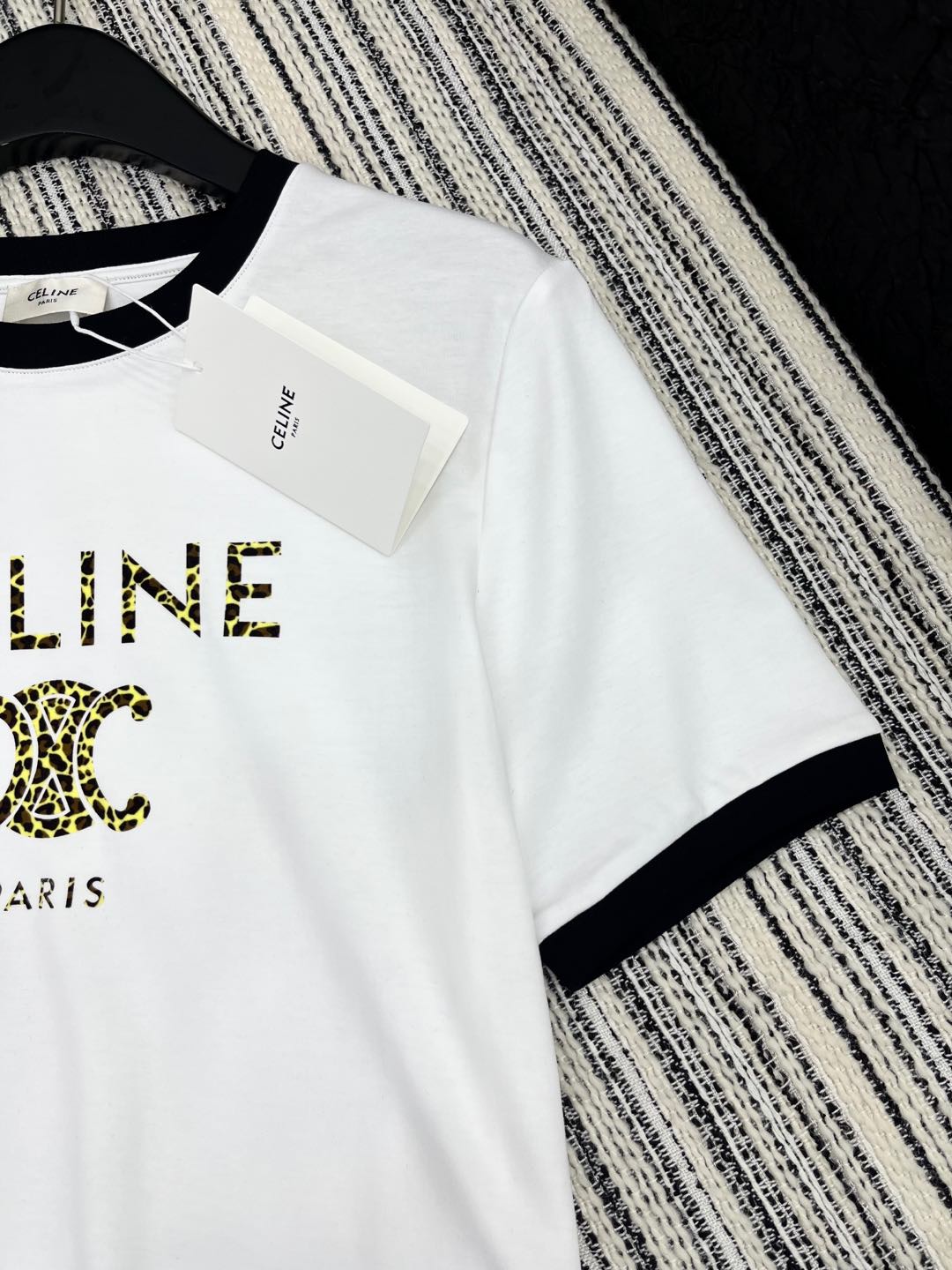 🛒𝐍𝐄𝐖 · 𝟐𝟎𝟐5/爆款现货

原单品质 Celi*｜2025早春新品圆领短袖𝑇𝑒𝑒
定制棉材质 透