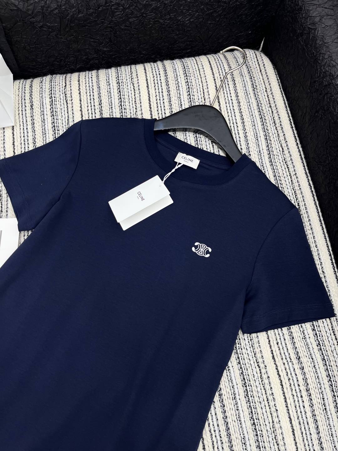 🛒𝐍𝐄𝐖 · 𝟐𝟎𝟐5/爆款现货

原单品质 Celi*｜2025早春新品圆领短袖𝑇𝑒𝑒
定制棉材质 透