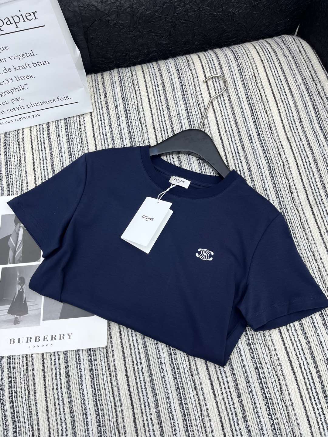 🛒𝐍𝐄𝐖 · 𝟐𝟎𝟐5/爆款现货

原单品质 Celi*｜2025早春新品圆领短袖𝑇𝑒𝑒
定制棉材质 透