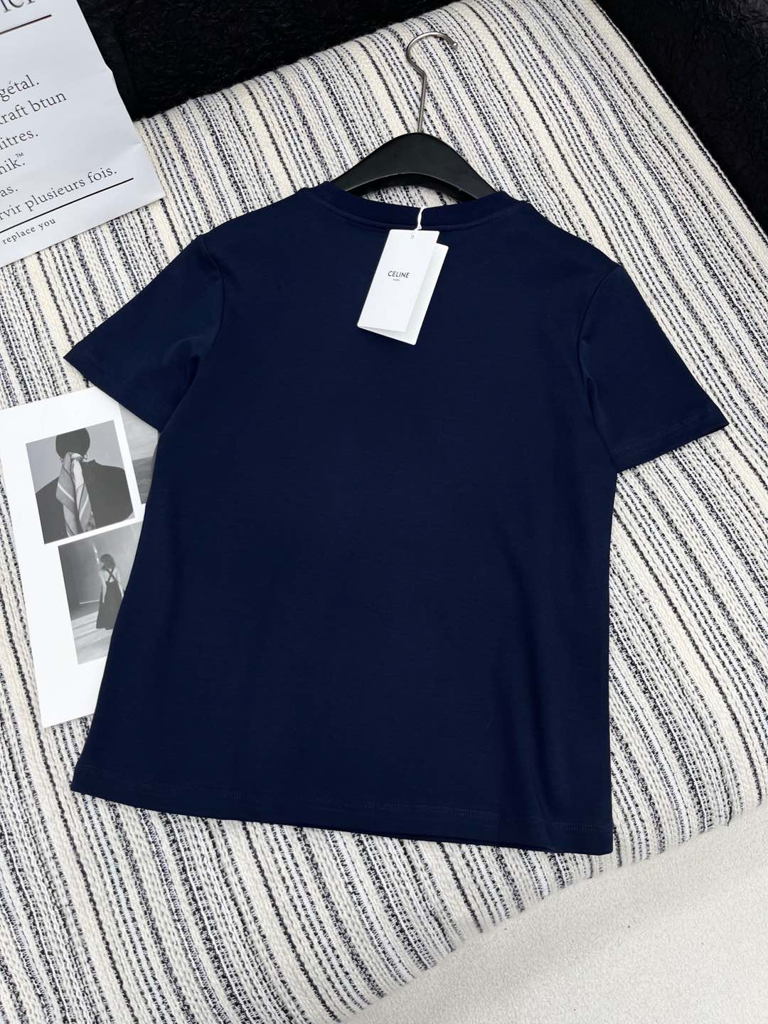 🛒𝐍𝐄𝐖 · 𝟐𝟎𝟐5/爆款现货

原单品质 Celi*｜2025早春新品圆领短袖𝑇𝑒𝑒
定制棉材质 透