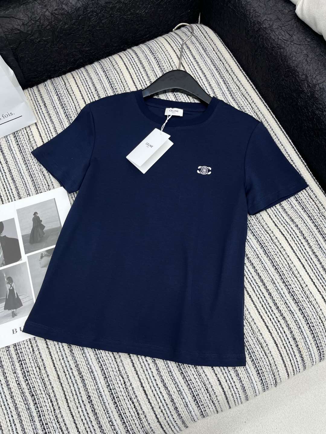 🛒𝐍𝐄𝐖 · 𝟐𝟎𝟐5/爆款现货

原单品质 Celi*｜2025早春新品圆领短袖𝑇𝑒𝑒
定制棉材质 透