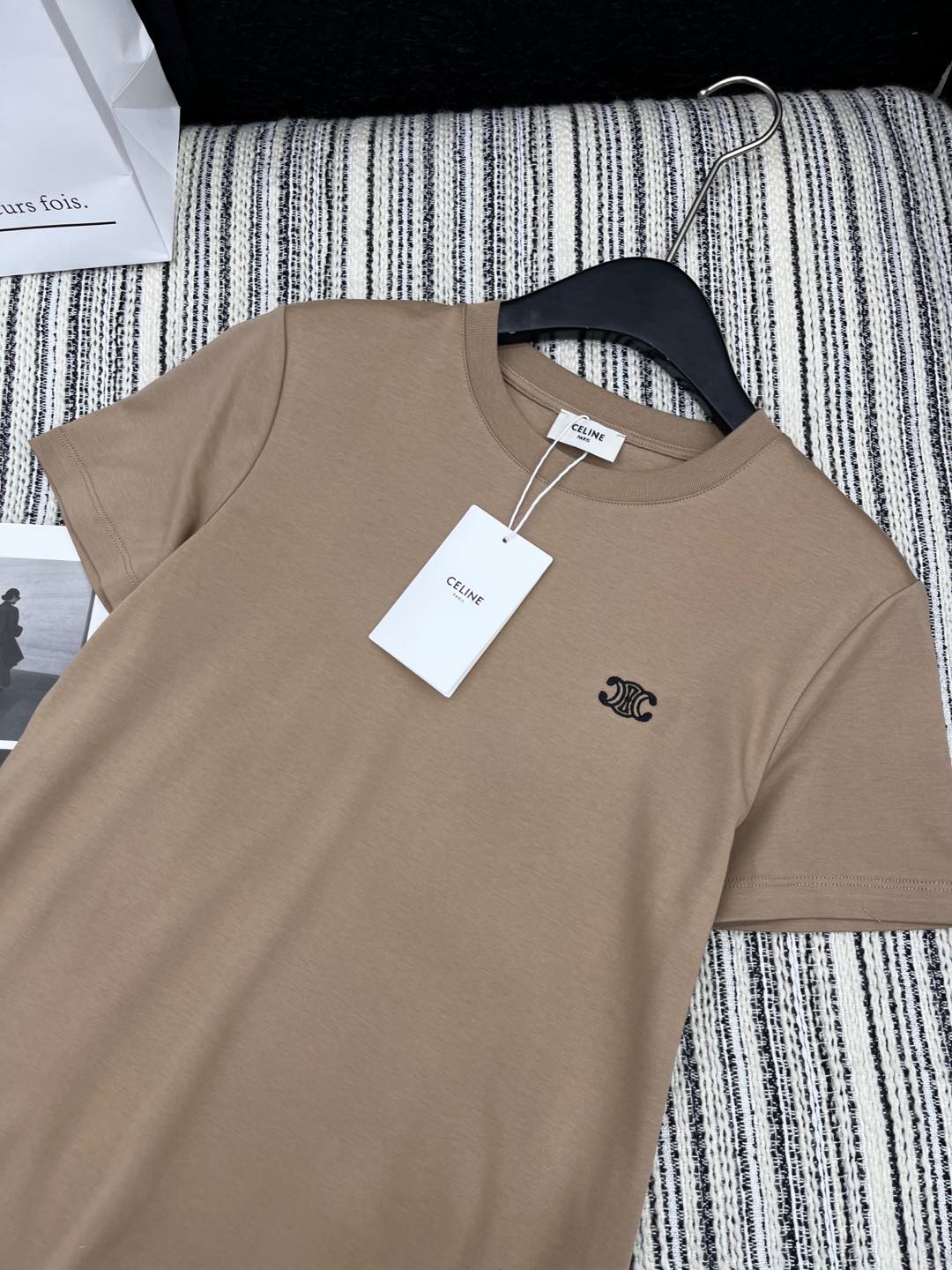 🛒𝐍𝐄𝐖 · 𝟐𝟎𝟐5/爆款现货

原单品质 Celi*｜2025早春新品圆领短袖𝑇𝑒𝑒
定制棉材质 透