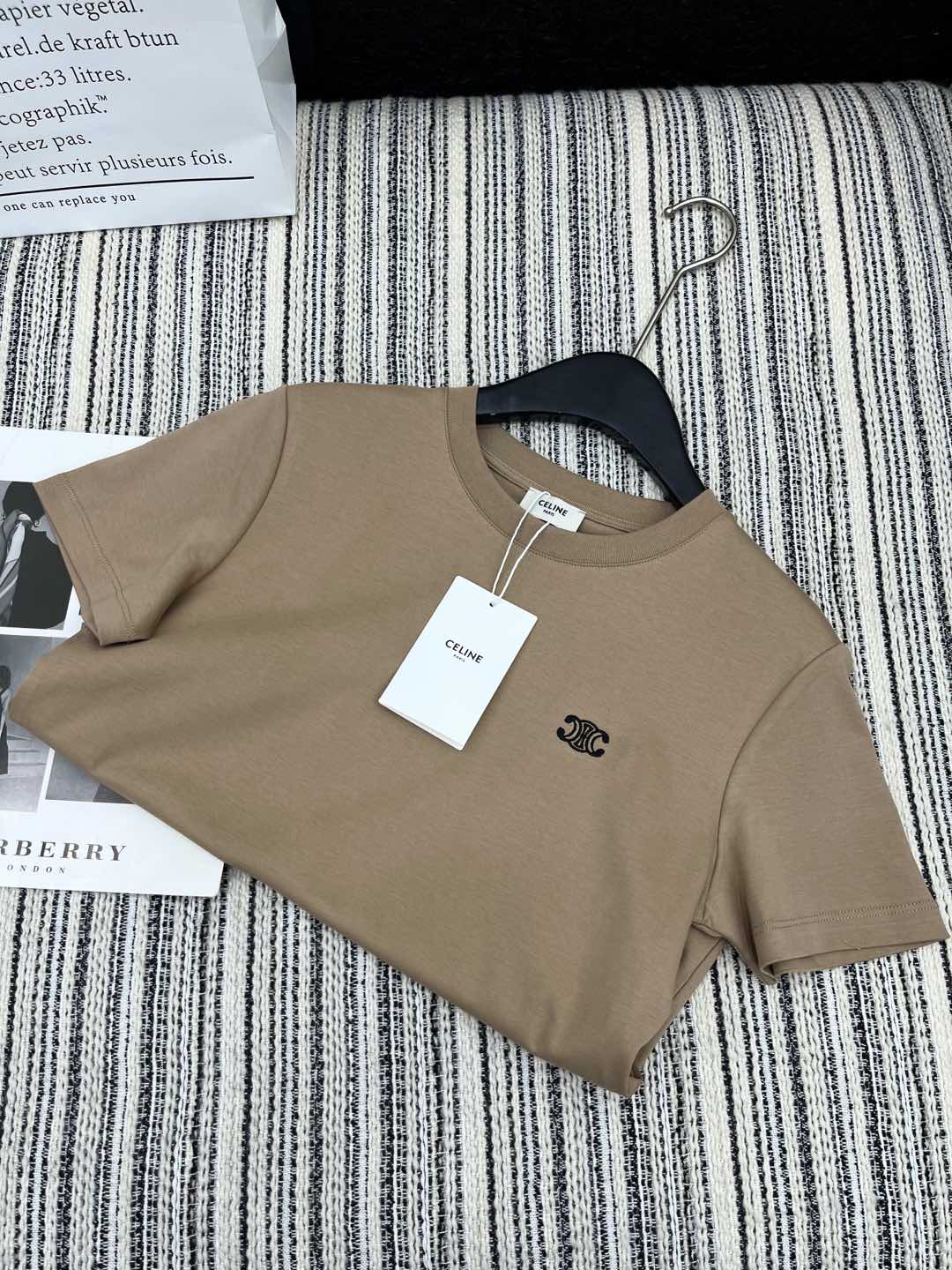 🛒𝐍𝐄𝐖 · 𝟐𝟎𝟐5/爆款现货

原单品质 Celi*｜2025早春新品圆领短袖𝑇𝑒𝑒
定制棉材质 透