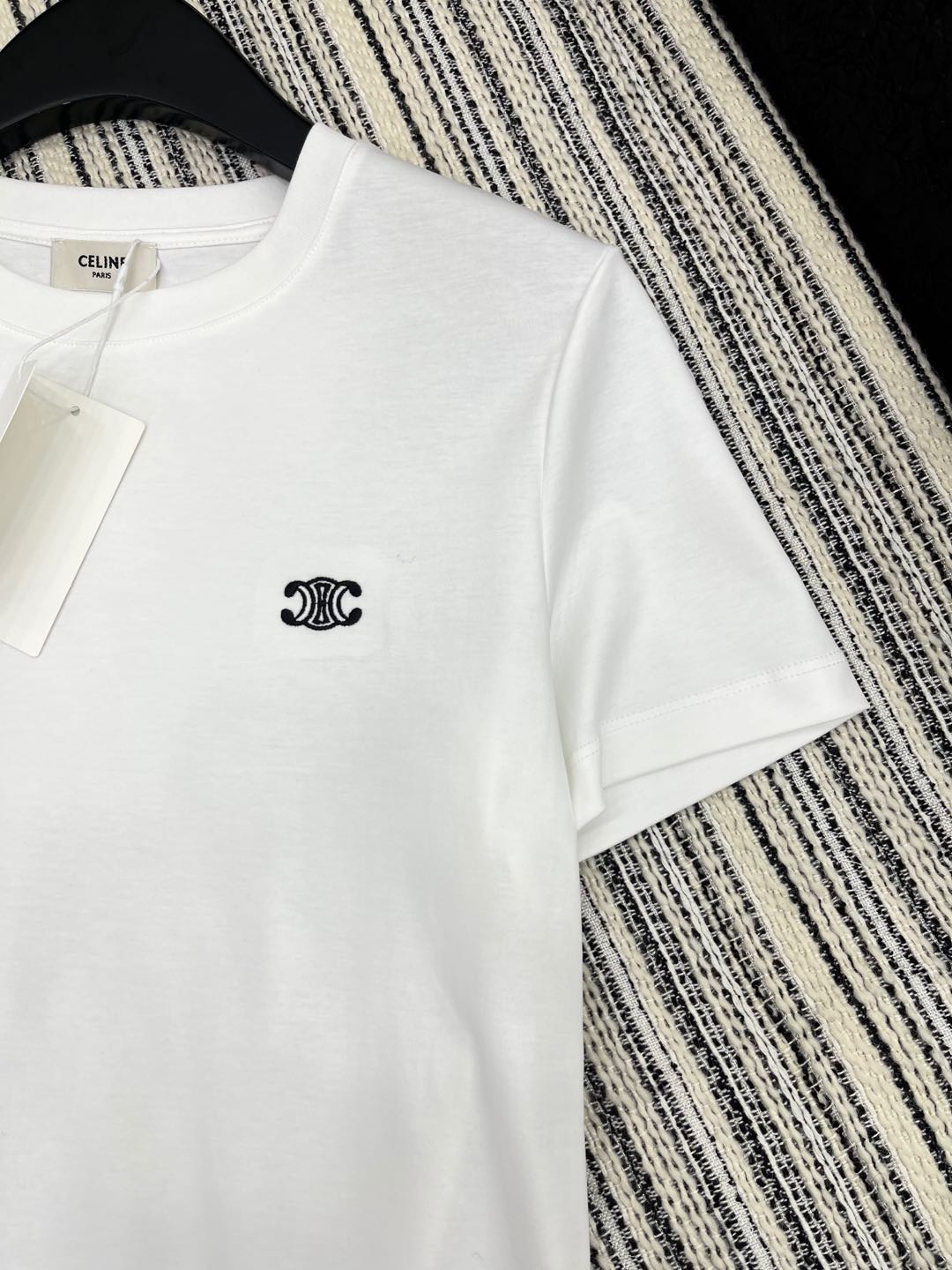 🛒𝐍𝐄𝐖 · 𝟐𝟎𝟐5/爆款现货

原单品质 Celi*｜2025早春新品圆领短袖𝑇𝑒𝑒
定制棉材质 透