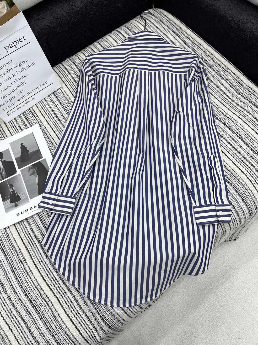 🛒𝐍𝐄𝐖 · 𝟐𝟎𝟐5/爆款现货

原单品质 Miu Mi*｜25新款拉链长款条纹衬衫外套
爆单款  精