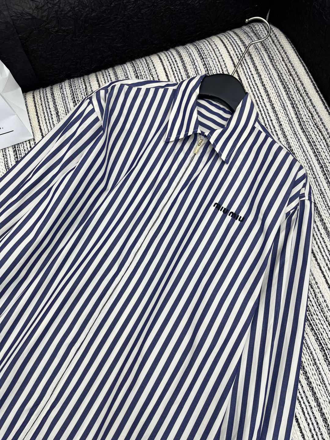 🛒𝐍𝐄𝐖 · 𝟐𝟎𝟐5/爆款现货

原单品质 Miu Mi*｜25新款拉链长款条纹衬衫外套
爆单款  精