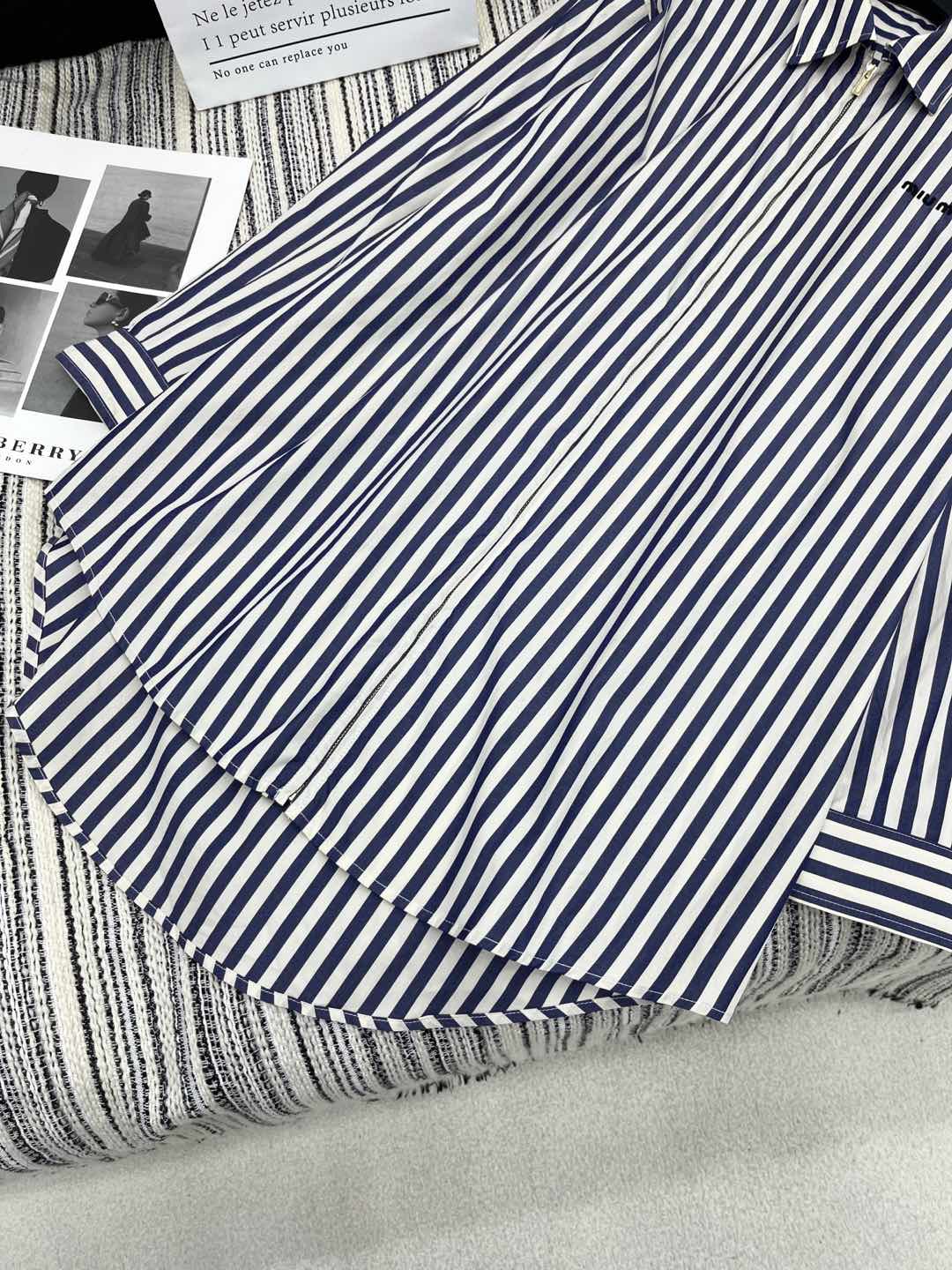 🛒𝐍𝐄𝐖 · 𝟐𝟎𝟐5/爆款现货

原单品质 Miu Mi*｜25新款拉链长款条纹衬衫外套
爆单款  精