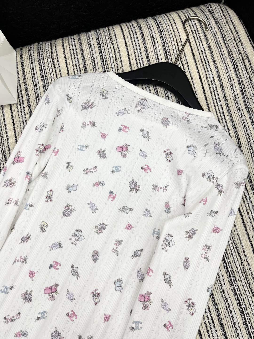 🛒𝐍𝐄𝐖 · 𝟐𝟎𝟐5/爆款现货

原单品质  Chane*｜25早春新品长袖针织印花花边长袖
精致蝴蝶