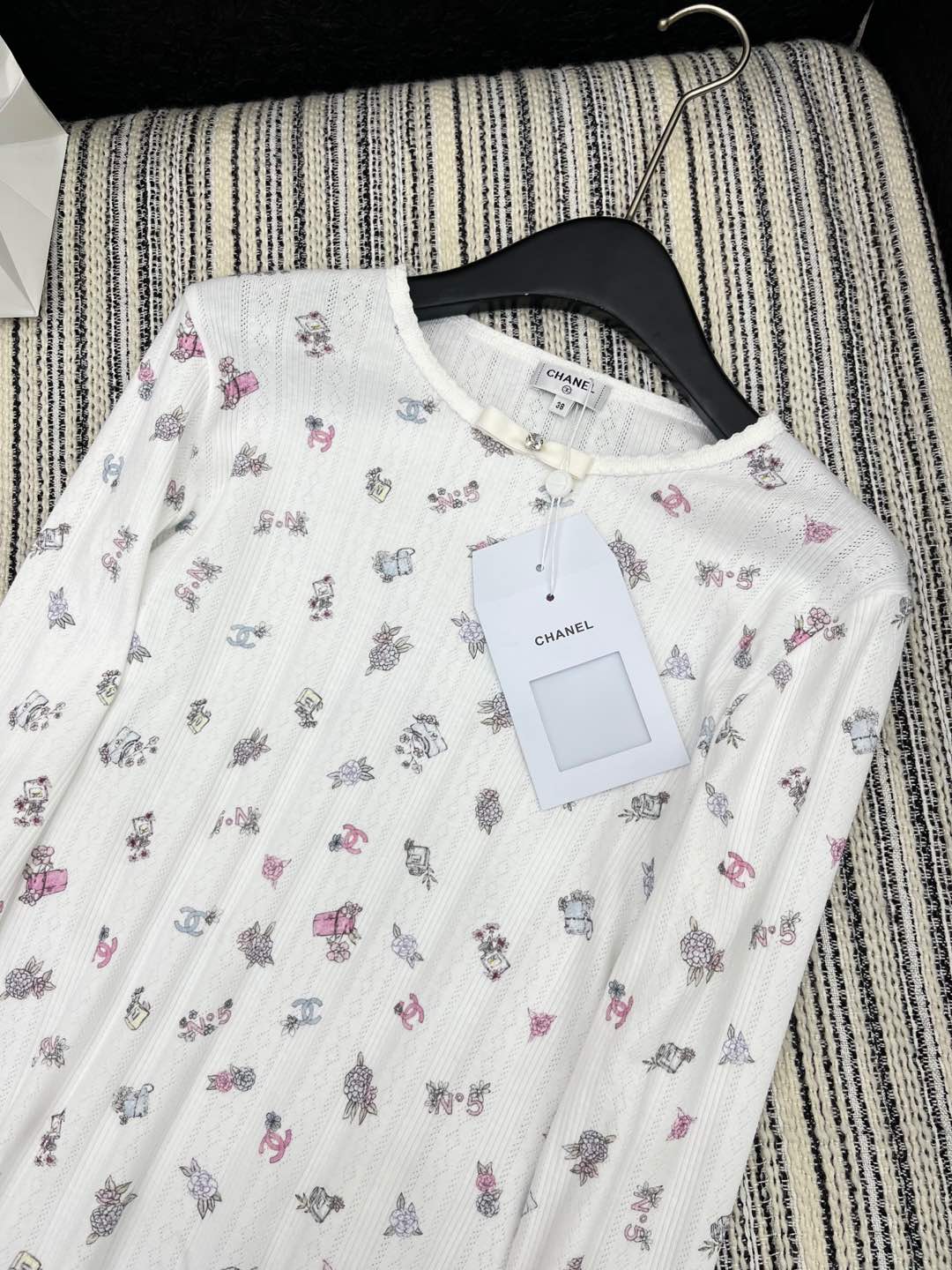 🛒𝐍𝐄𝐖 · 𝟐𝟎𝟐5/爆款现货

原单品质  Chane*｜25早春新品长袖针织印花花边长袖
精致蝴蝶
