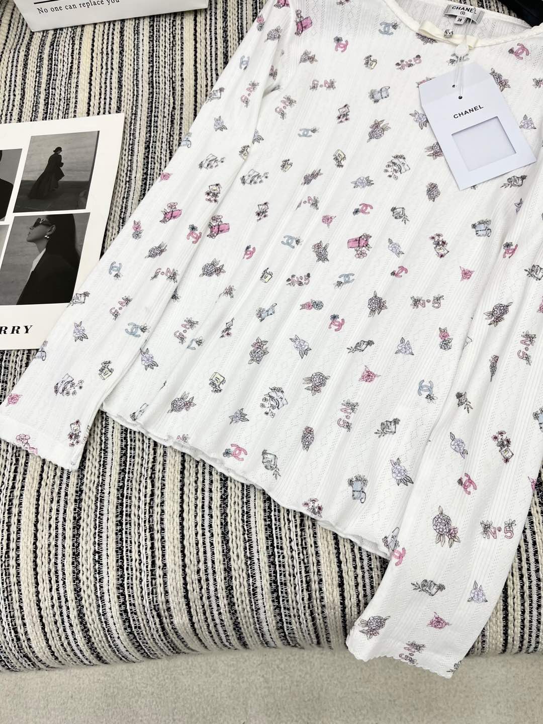 🛒𝐍𝐄𝐖 · 𝟐𝟎𝟐5/爆款现货

原单品质  Chane*｜25早春新品长袖针织印花花边长袖
精致蝴蝶