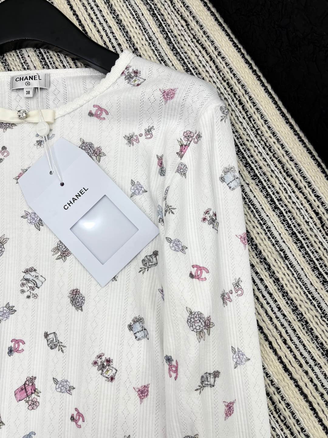 🛒𝐍𝐄𝐖 · 𝟐𝟎𝟐5/爆款现货

原单品质  Chane*｜25早春新品长袖针织印花花边长袖
精致蝴蝶