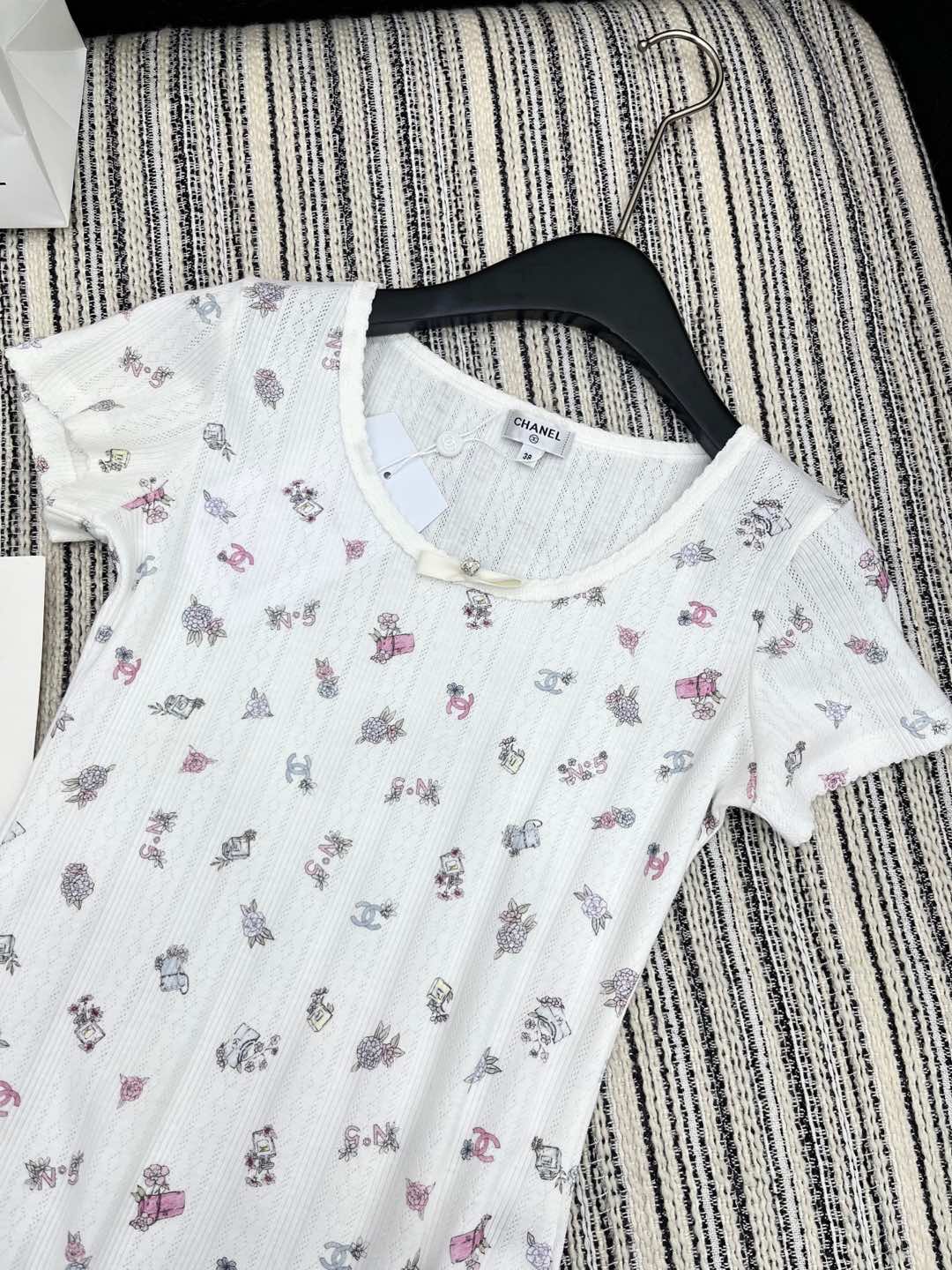 🛒𝐍𝐄𝐖 · 𝟐𝟎𝟐5/爆款现货

原单品质  Chane*｜25早春新品针织印花花边短袖T
精致蝴蝶结