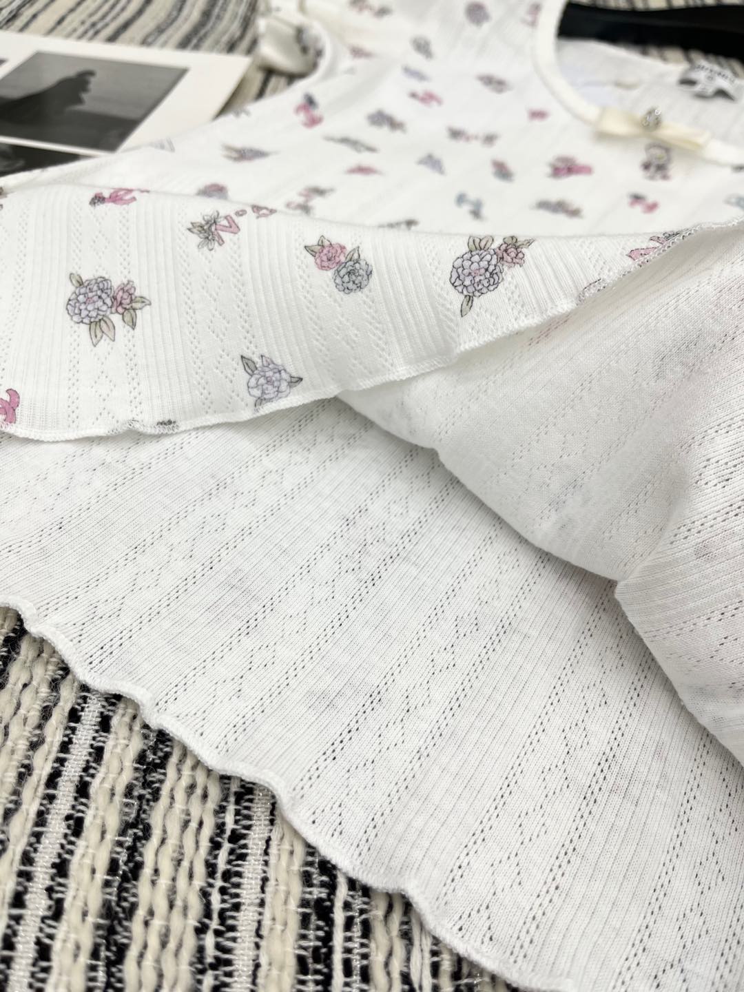 🛒𝐍𝐄𝐖 · 𝟐𝟎𝟐5/爆款现货

原单品质  Chane*｜25早春新品针织印花花边短袖T
精致蝴蝶结