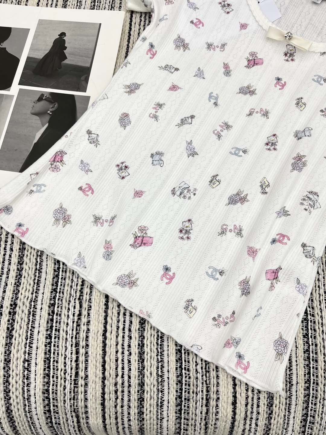 🛒𝐍𝐄𝐖 · 𝟐𝟎𝟐5/爆款现货

原单品质  Chane*｜25早春新品针织印花花边短袖T
精致蝴蝶结