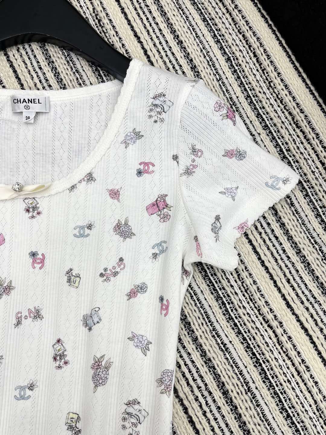 🛒𝐍𝐄𝐖 · 𝟐𝟎𝟐5/爆款现货

原单品质  Chane*｜25早春新品针织印花花边短袖T
精致蝴蝶结