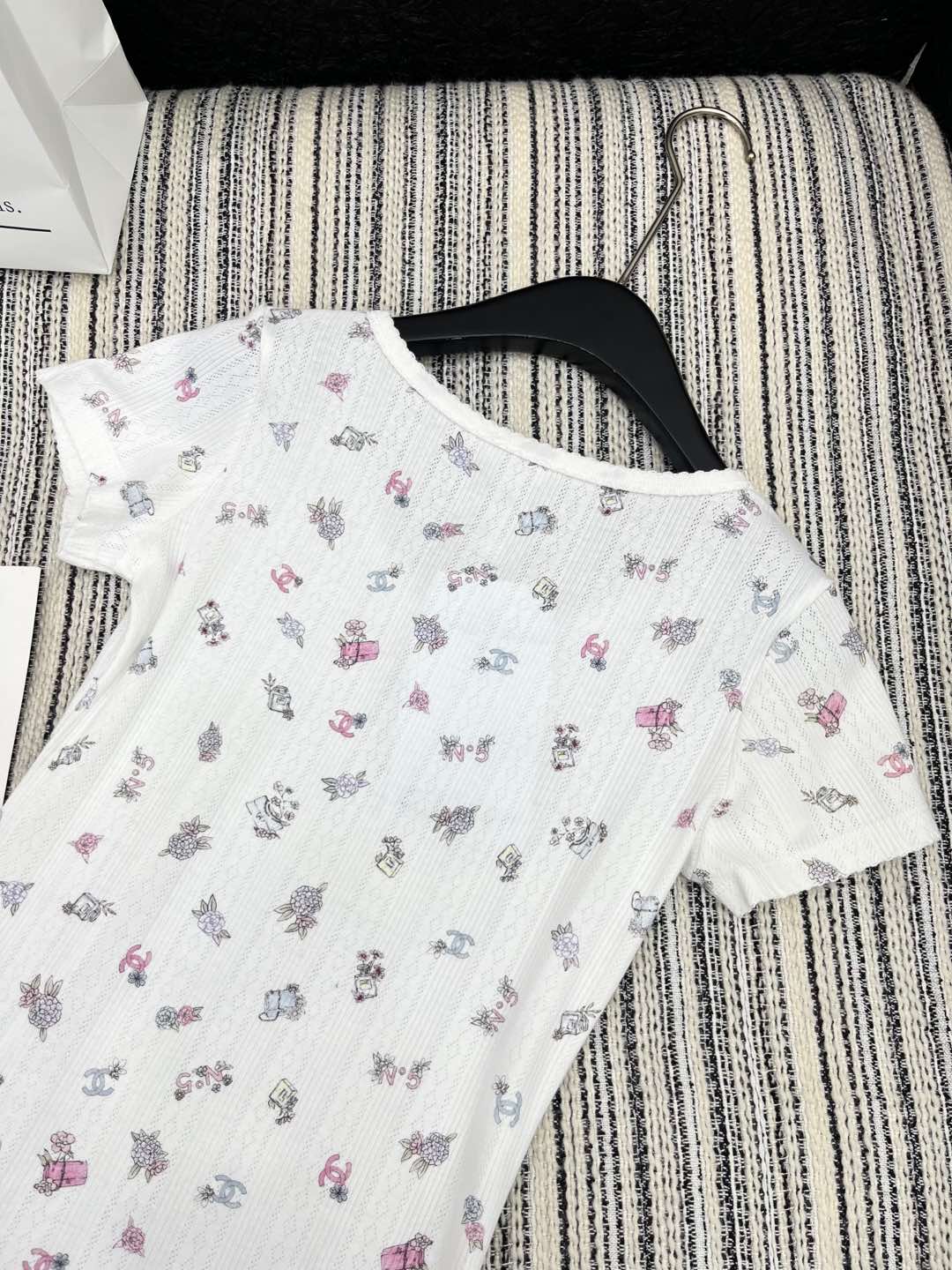 🛒𝐍𝐄𝐖 · 𝟐𝟎𝟐5/爆款现货

原单品质  Chane*｜25早春新品针织印花花边短袖T
精致蝴蝶结