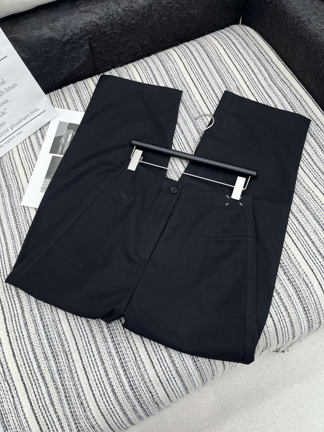 🛒𝐍𝐄𝐖 · 𝟐𝟎𝟐5/爆款现货

原单品质 MM6*｜25新款工装式休闲裤
颜色百搭高级 撞色刺绣尽显